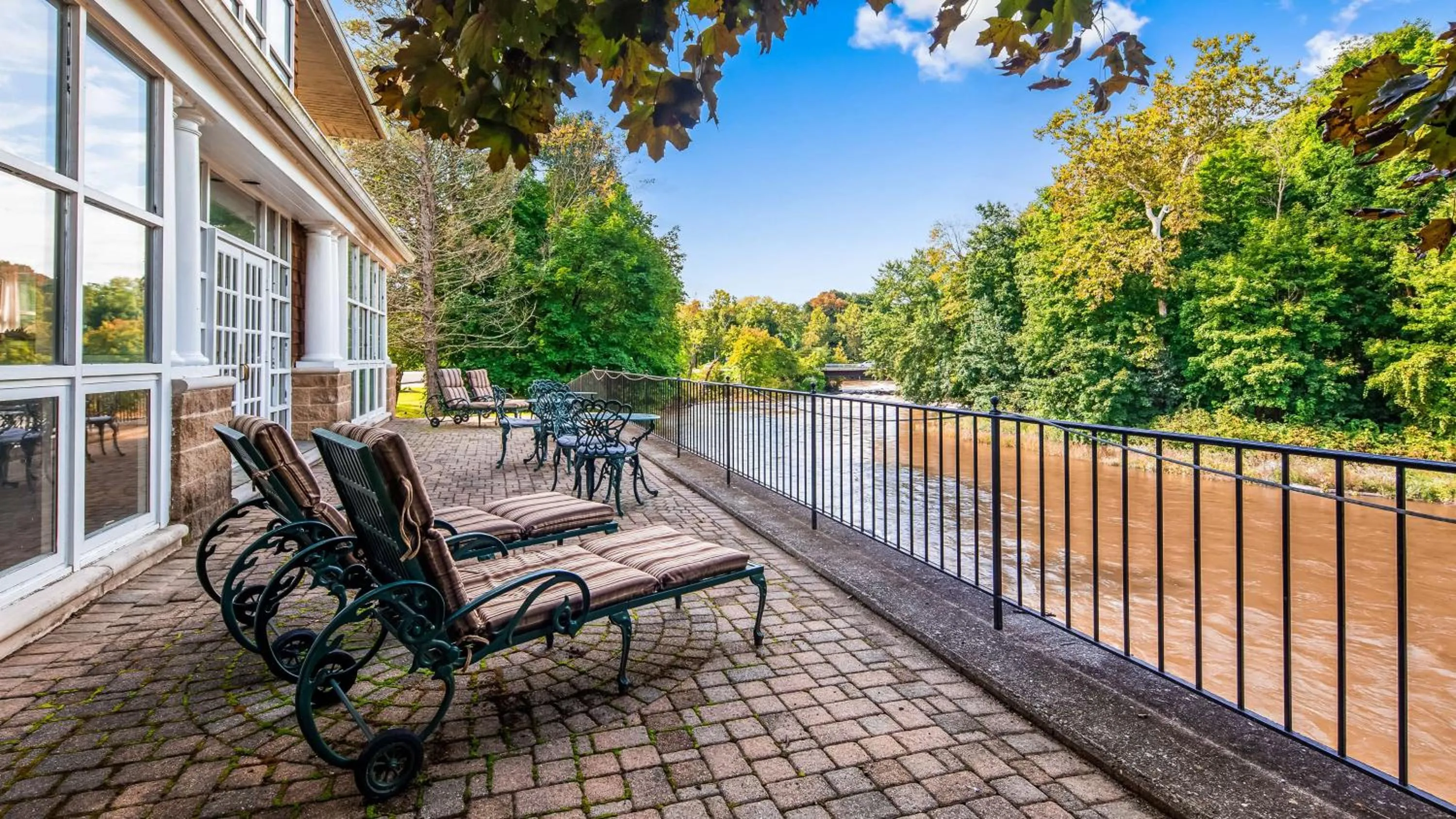 Balcony/Terrace in Best Western Plus The Inn & Suites at the Falls