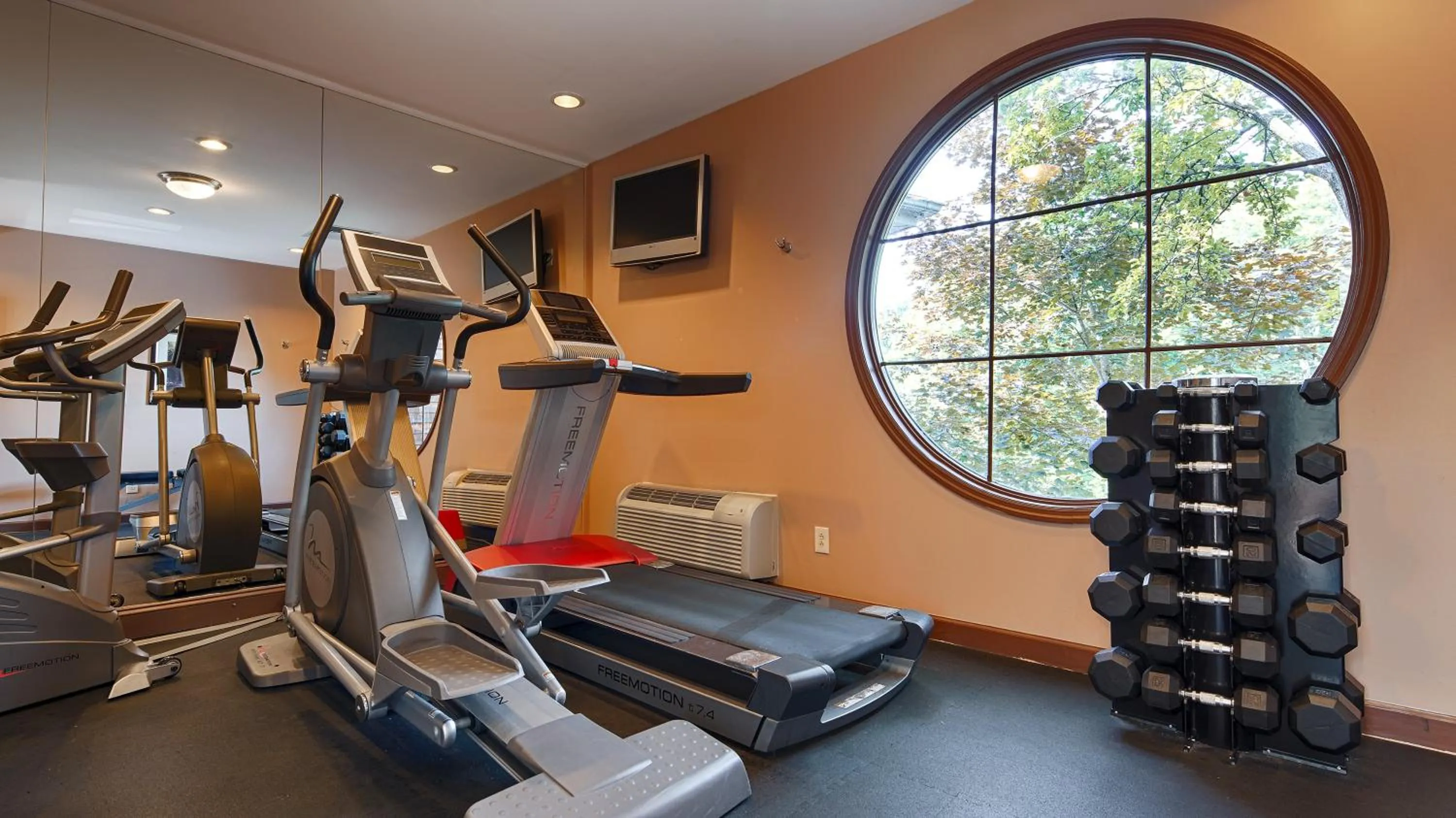 Fitness centre/facilities in Best Western Plus The Inn & Suites at the Falls