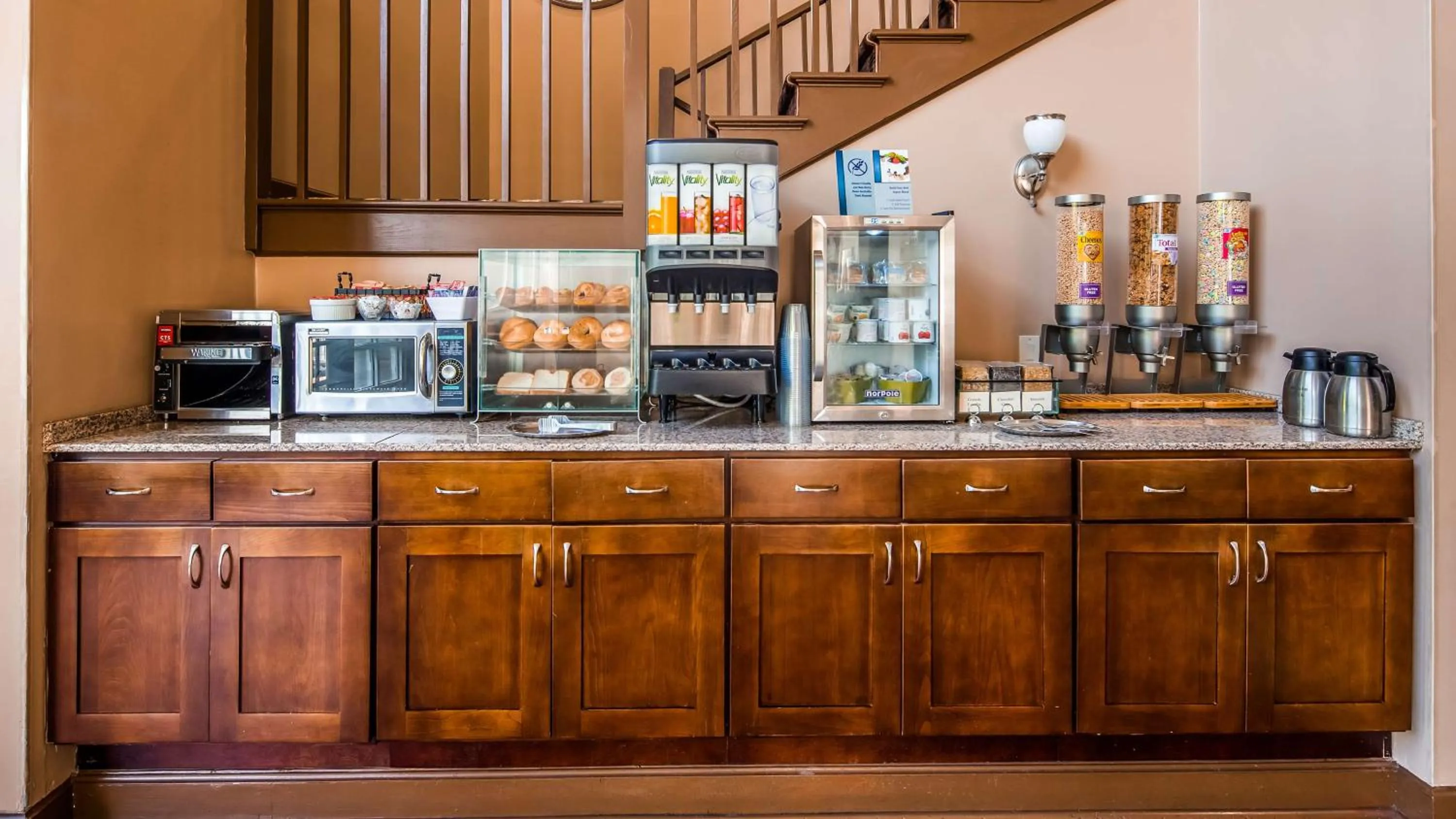 Dining area in Best Western Plus The Inn & Suites at the Falls