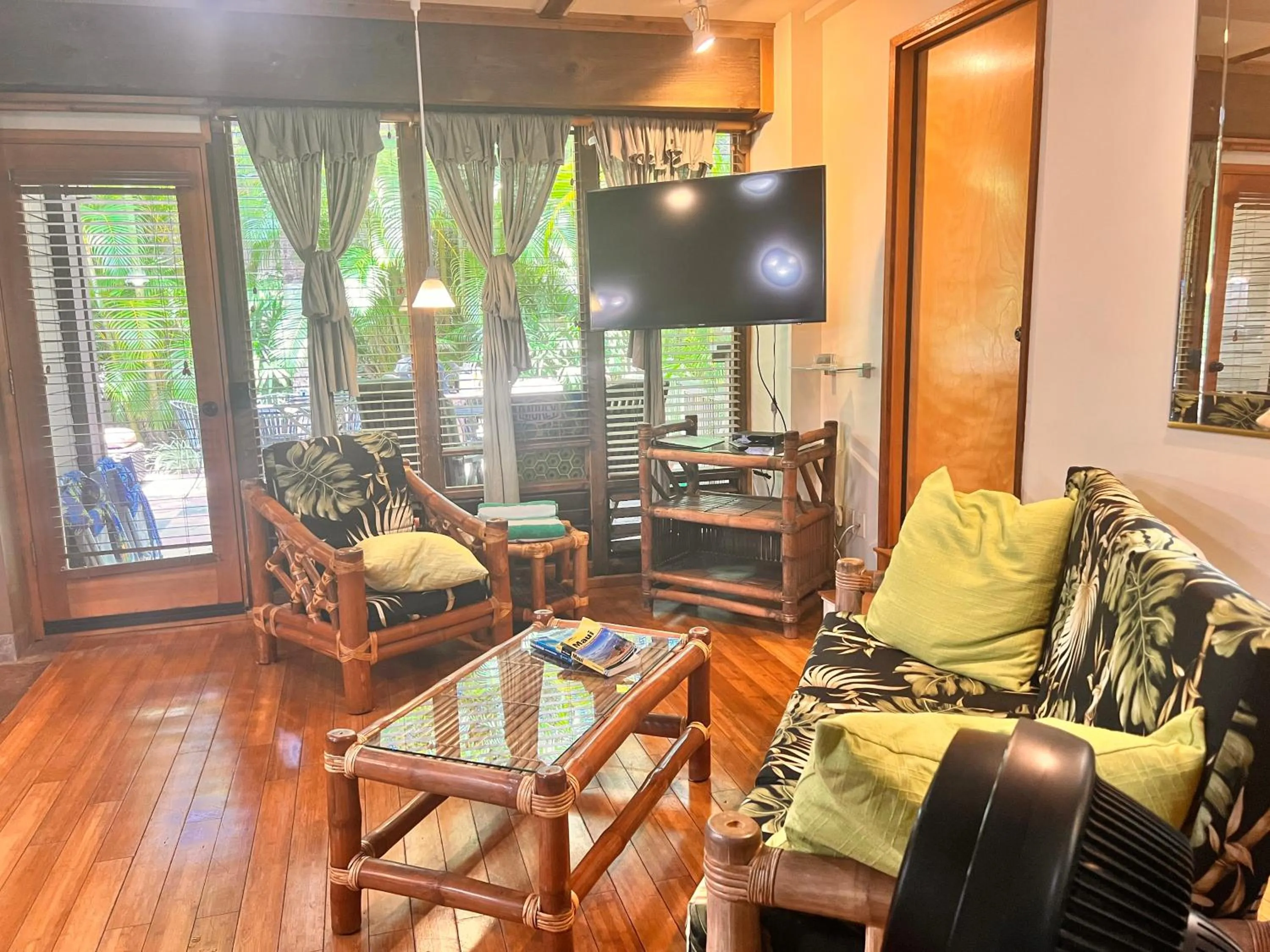 Living room in Maui What a Wonderful World Bed & Breakfast