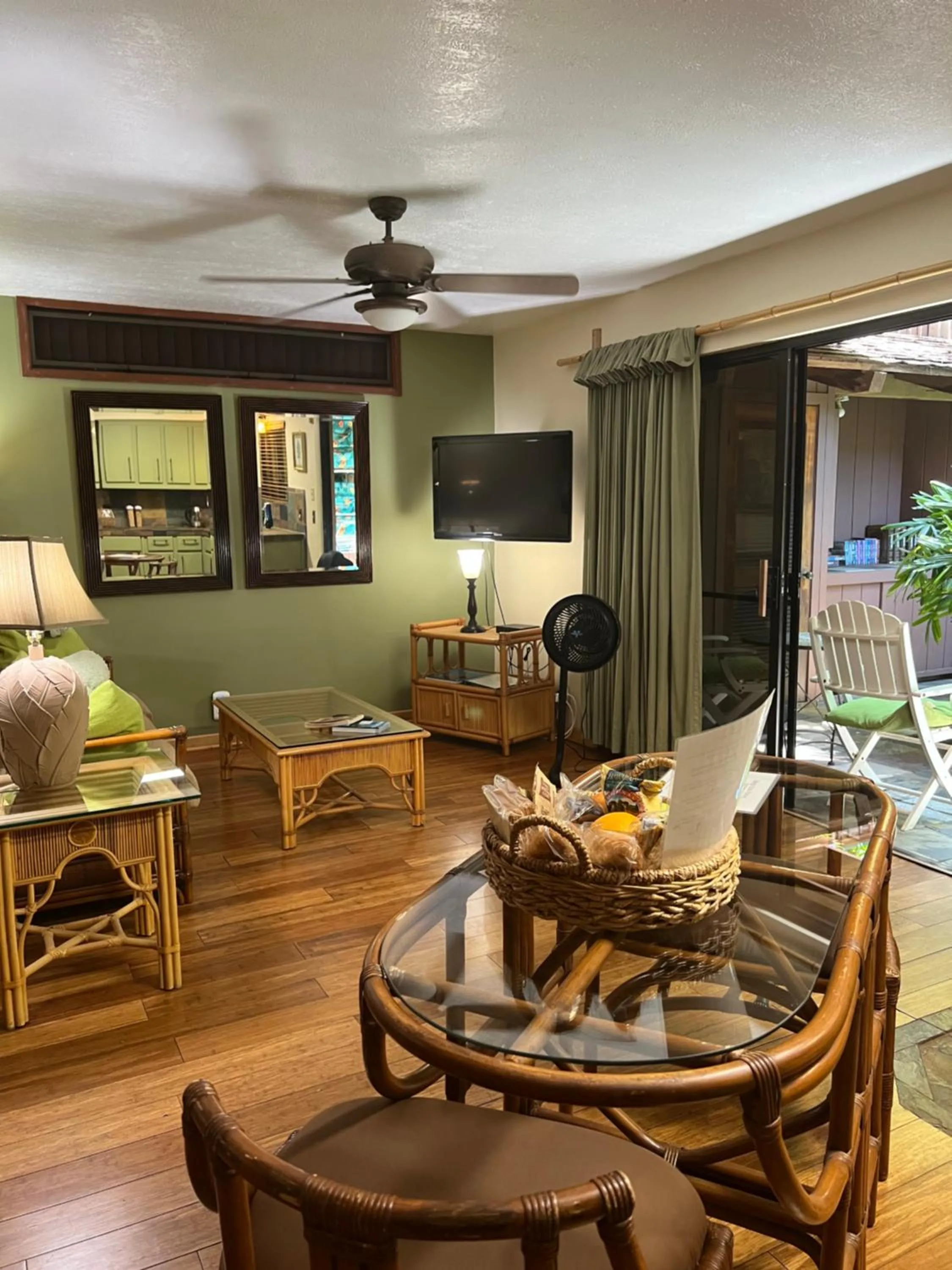 Living room in Maui What a Wonderful World Bed & Breakfast