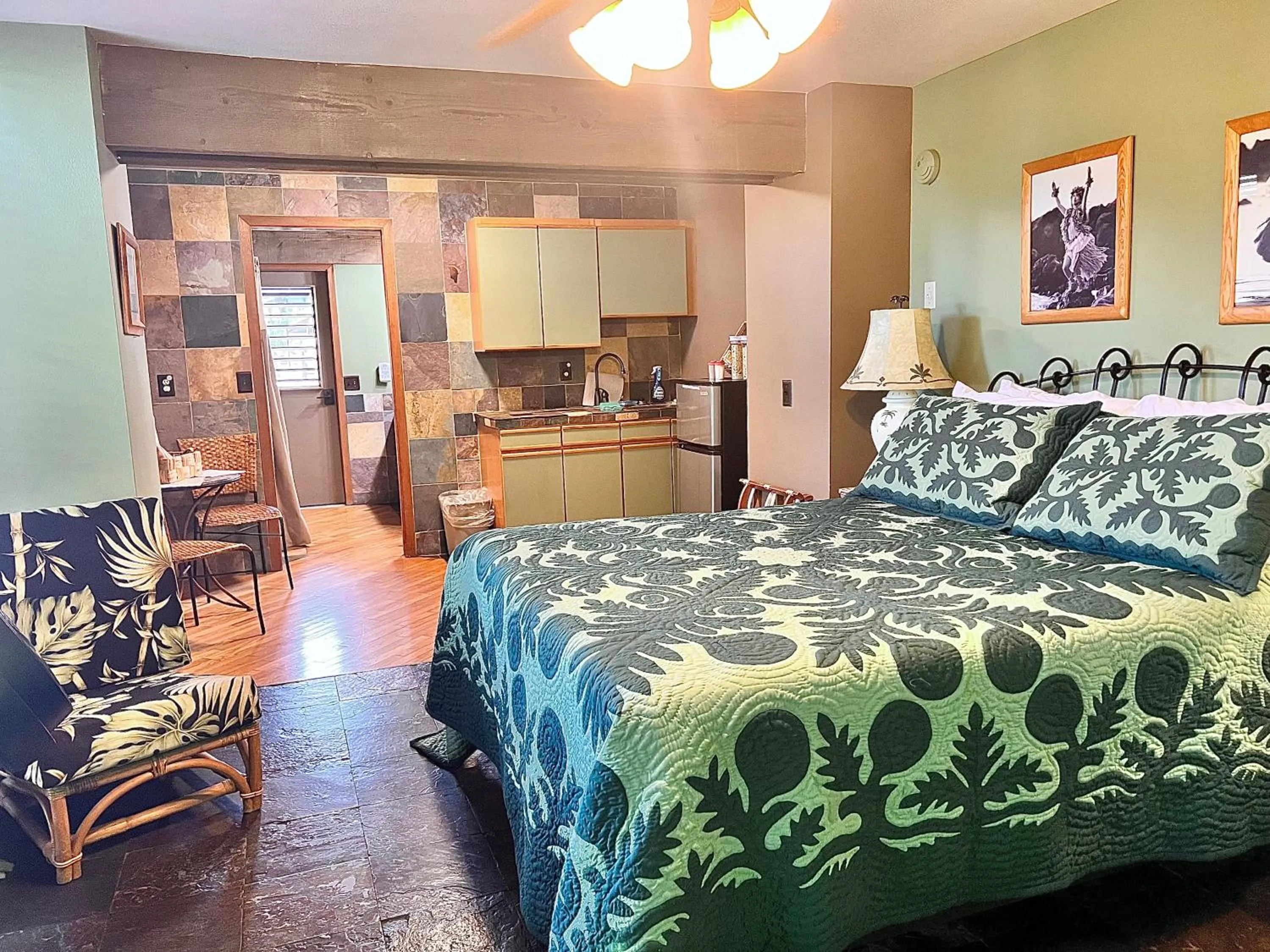 Bed in Maui What a Wonderful World Bed & Breakfast