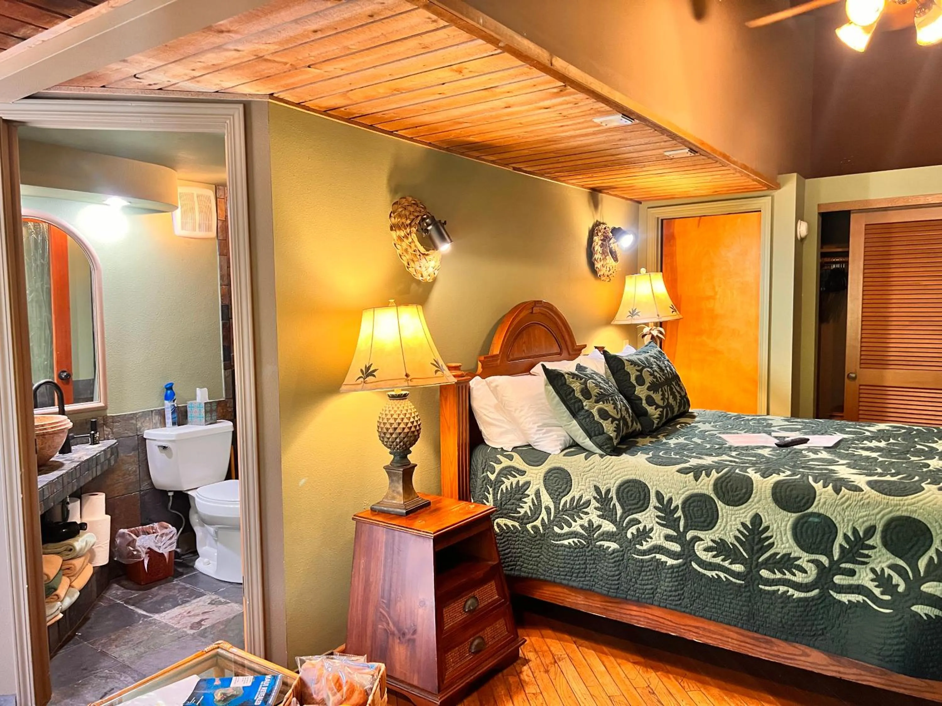 Bathroom, Bed in Maui What a Wonderful World Bed & Breakfast