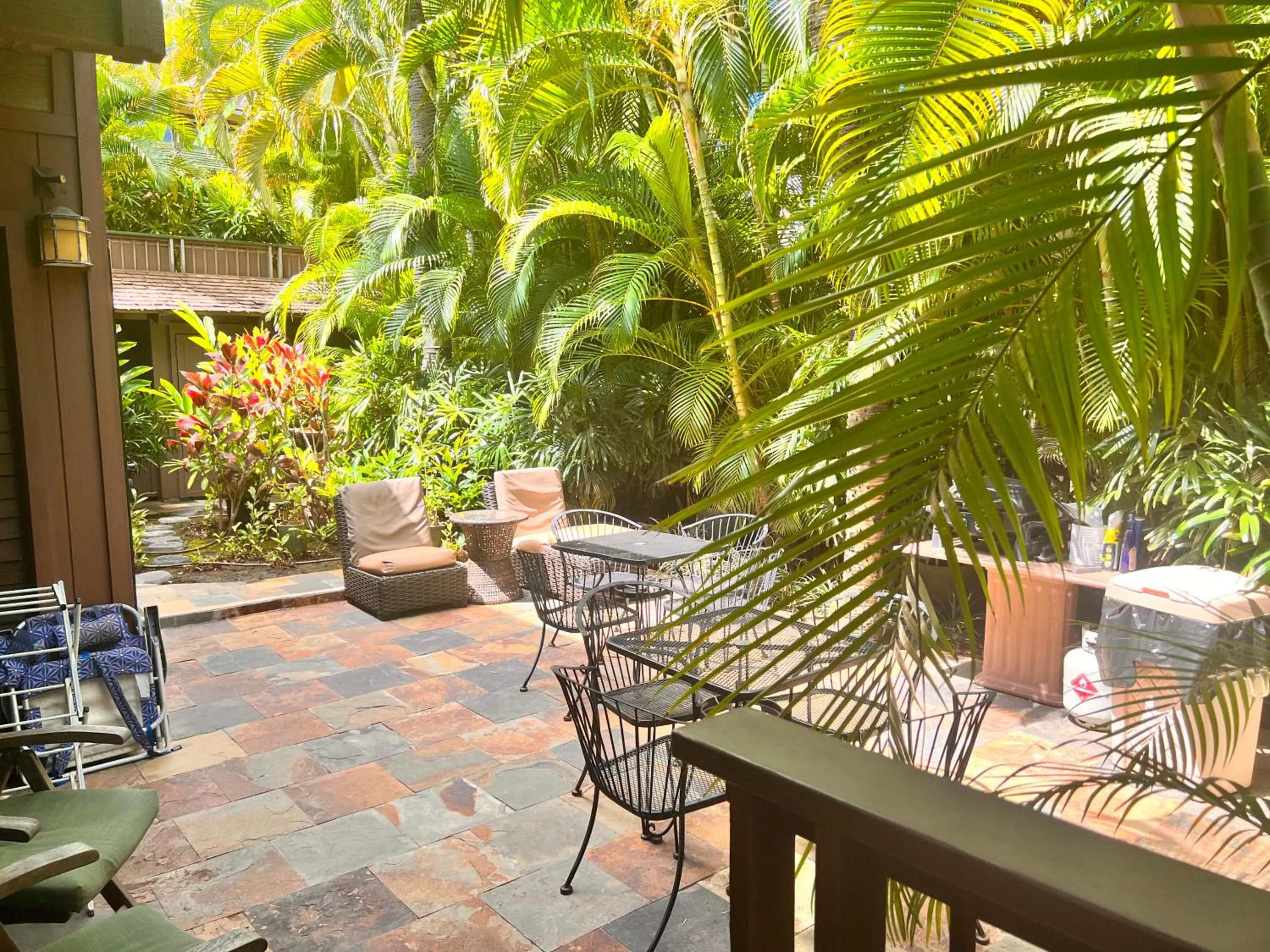 Patio in Maui What a Wonderful World Bed & Breakfast