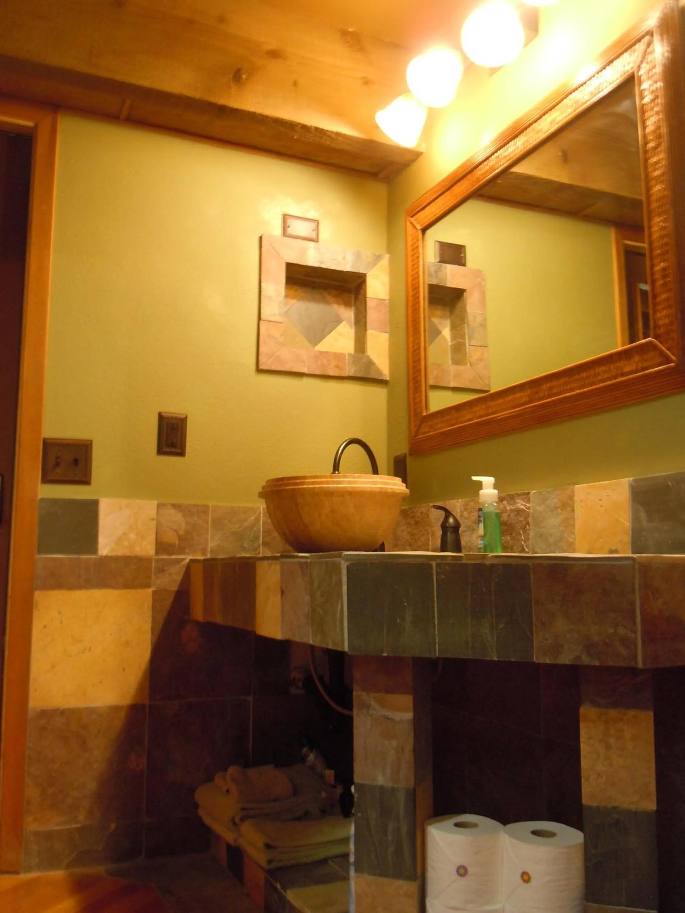 Bathroom in Maui What a Wonderful World Bed & Breakfast