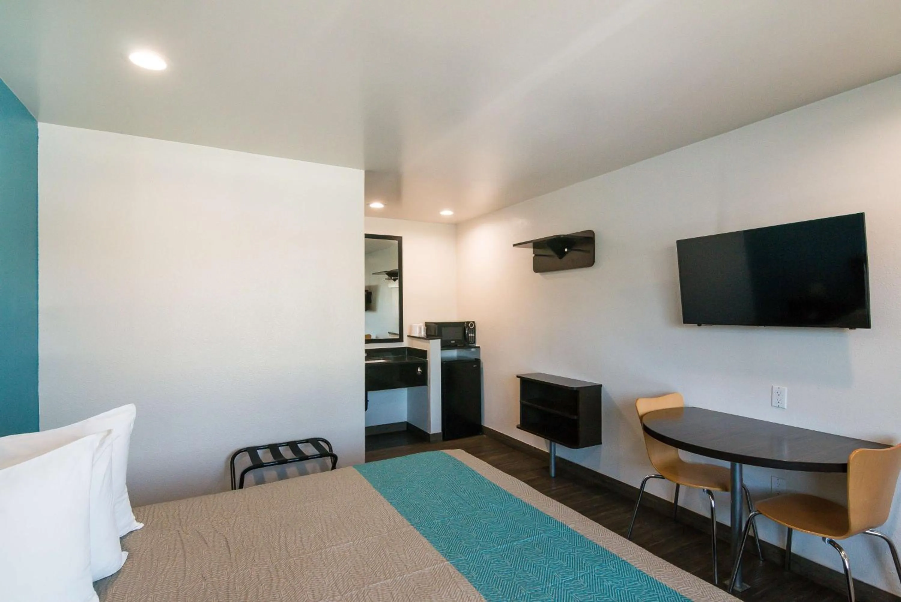 TV and multimedia, Bed in Motel 6-South El Monte, CA - Los Angeles