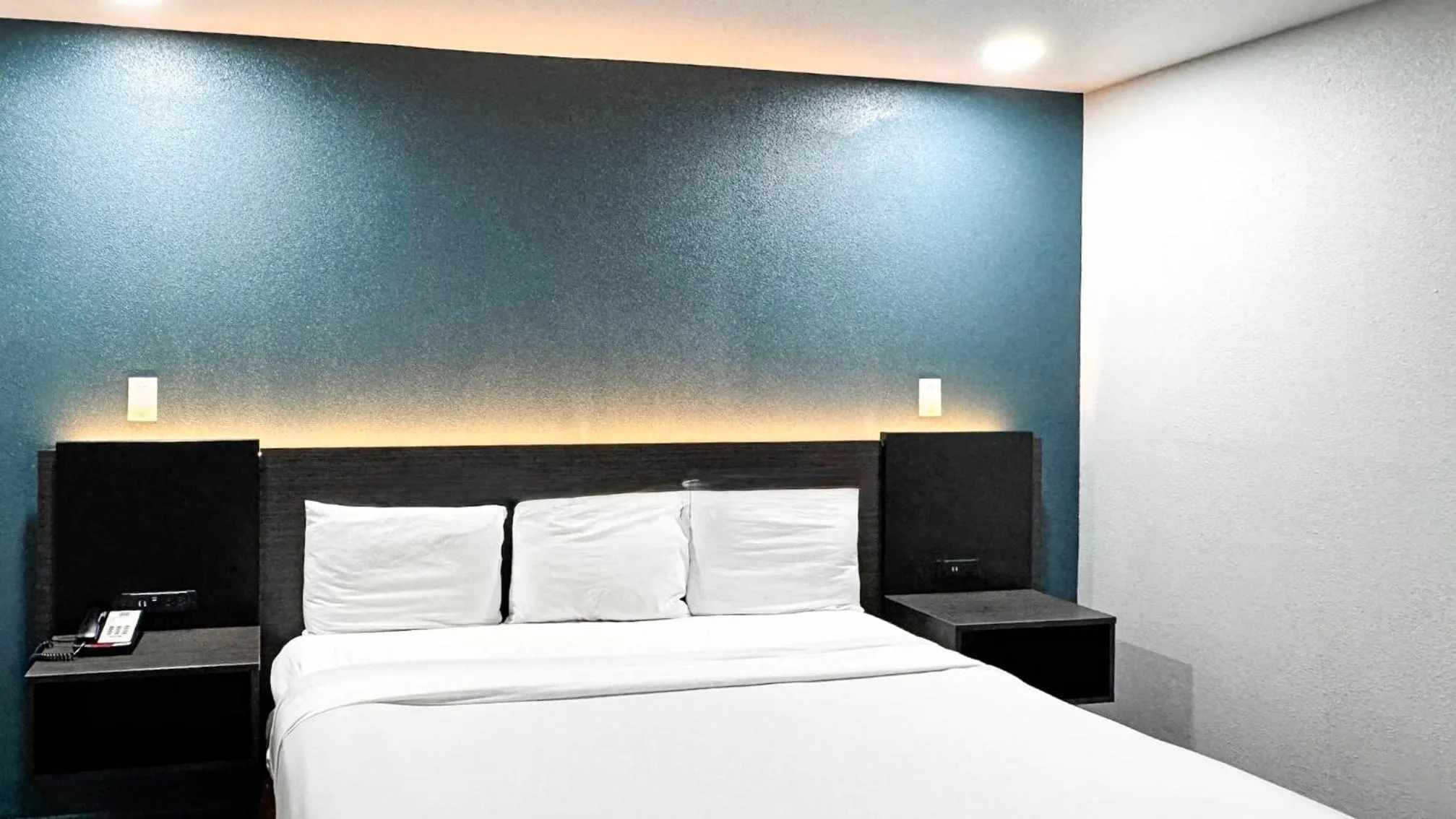 Bedroom, Bed in Motel 6 Barstow, CA - Lenwood Road