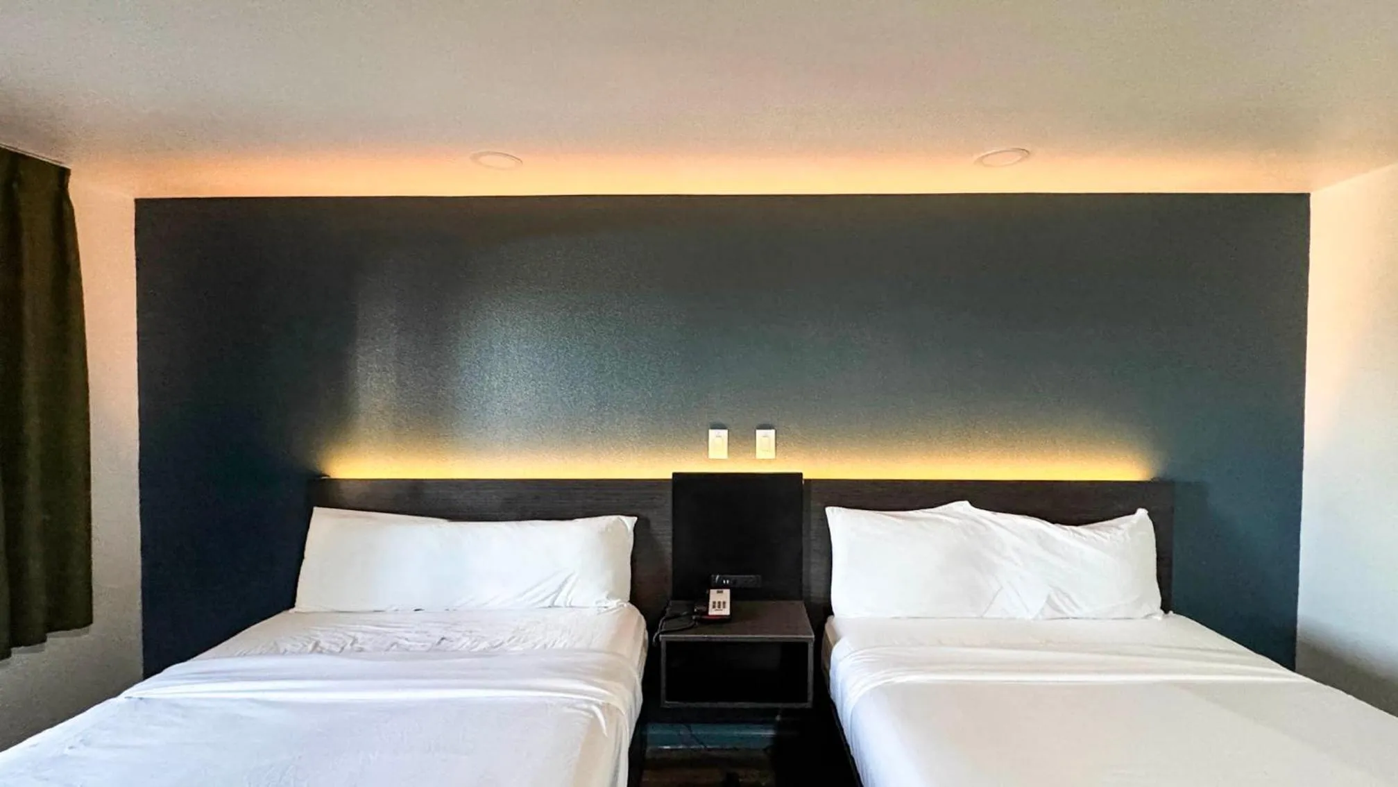 Bedroom, Bed in Motel 6 Barstow, CA - Lenwood Road