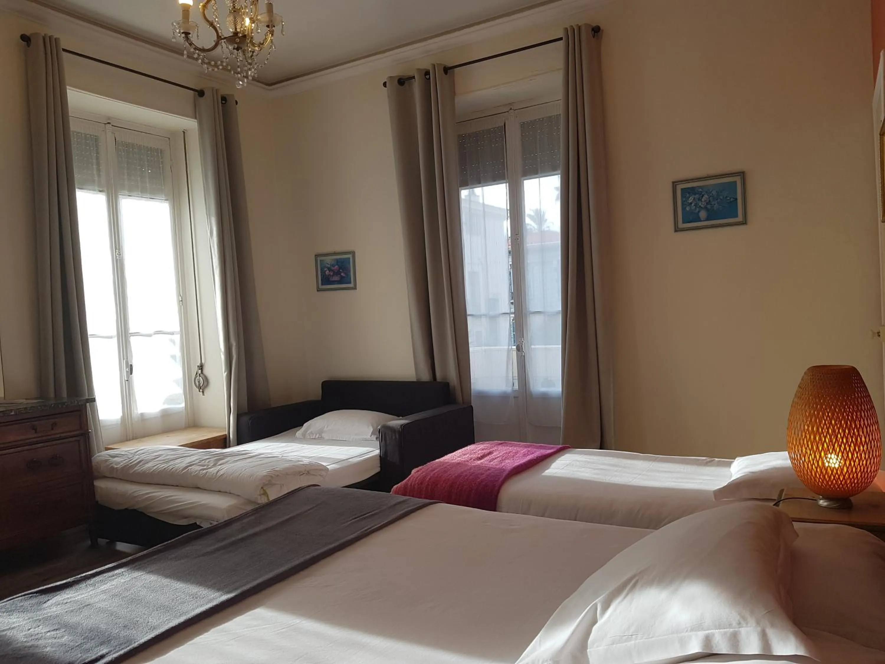 Photo of the whole room in Villa Eden