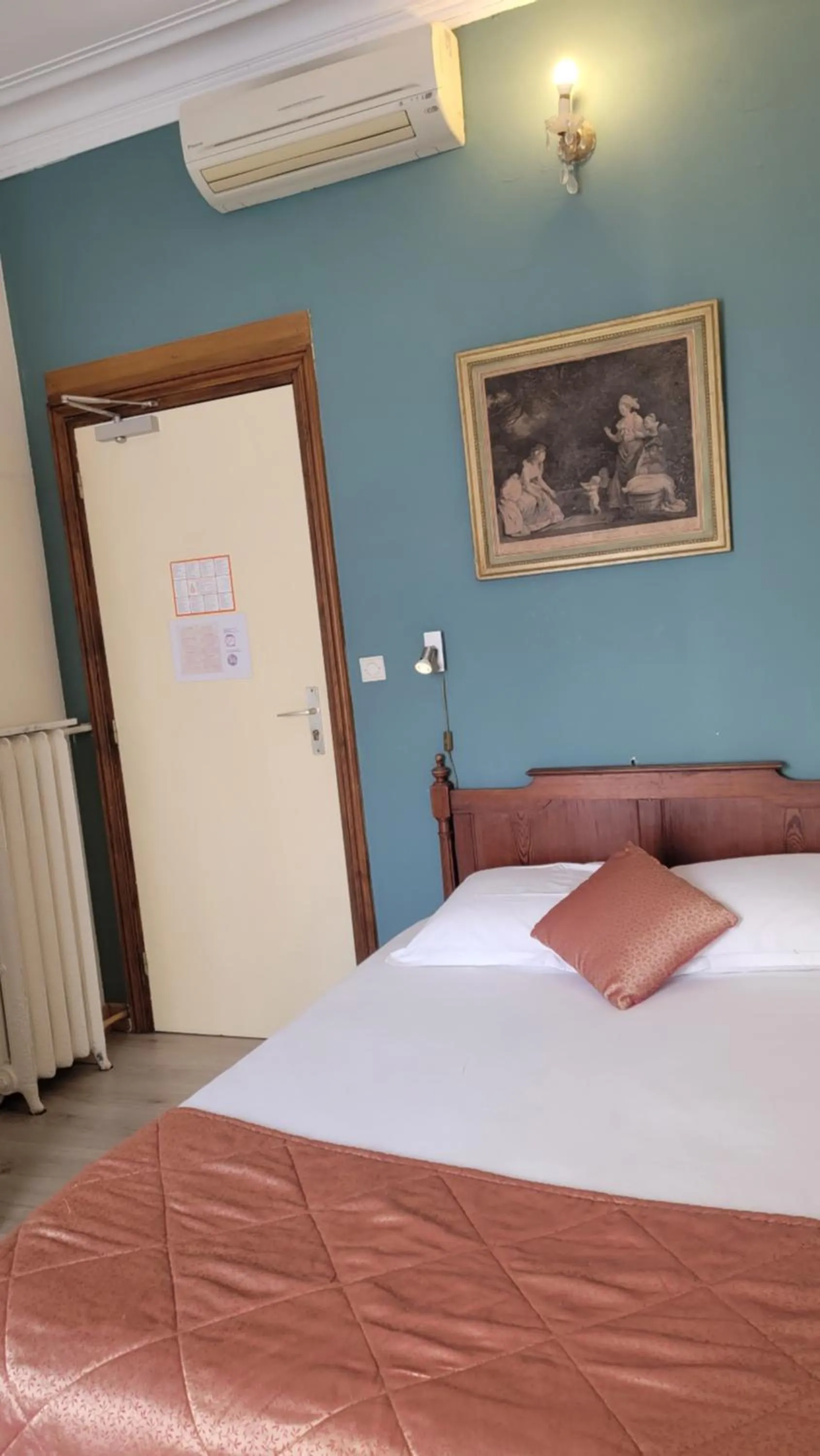 Photo of the whole room in Villa Eden