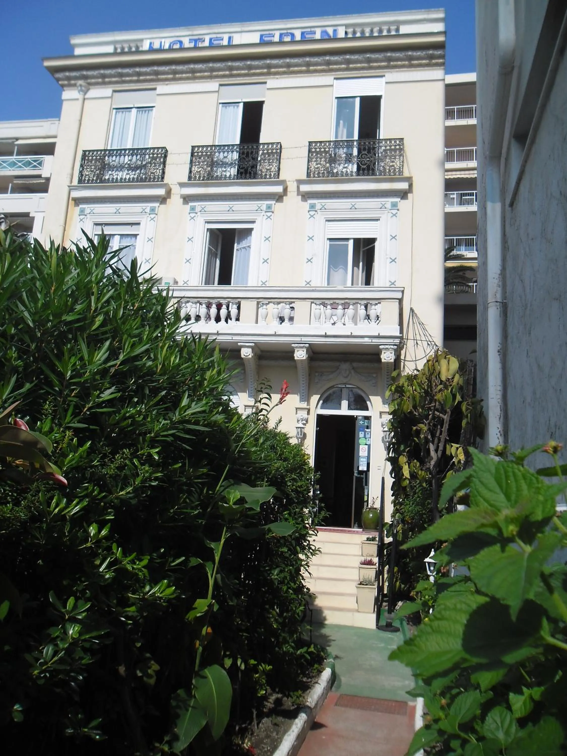 Property building in Villa Eden