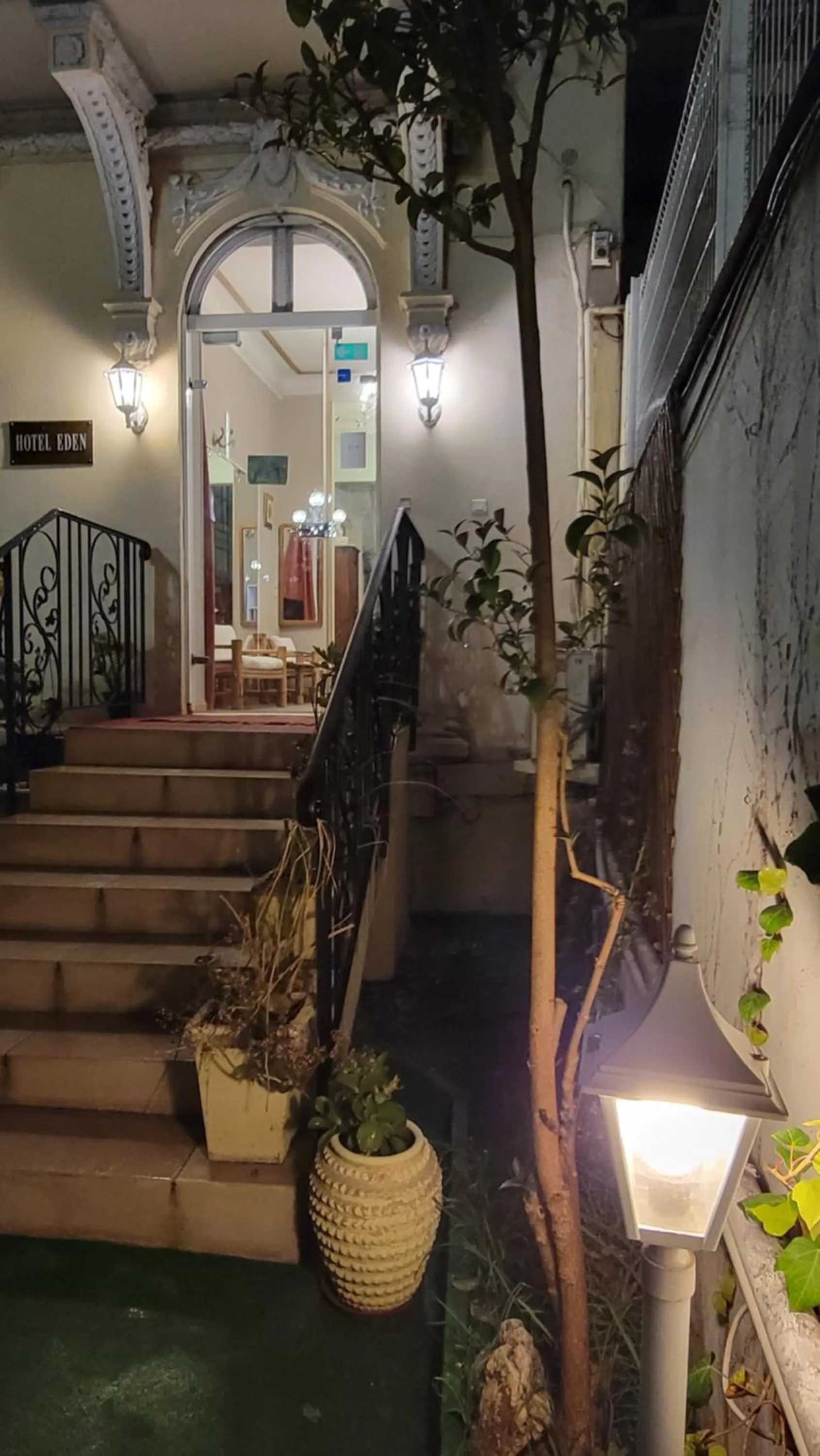 Facade/entrance in Villa Eden