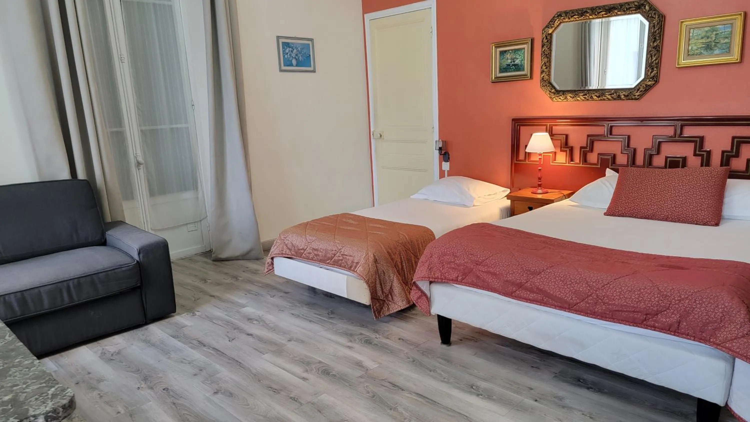 Photo of the whole room in Villa Eden