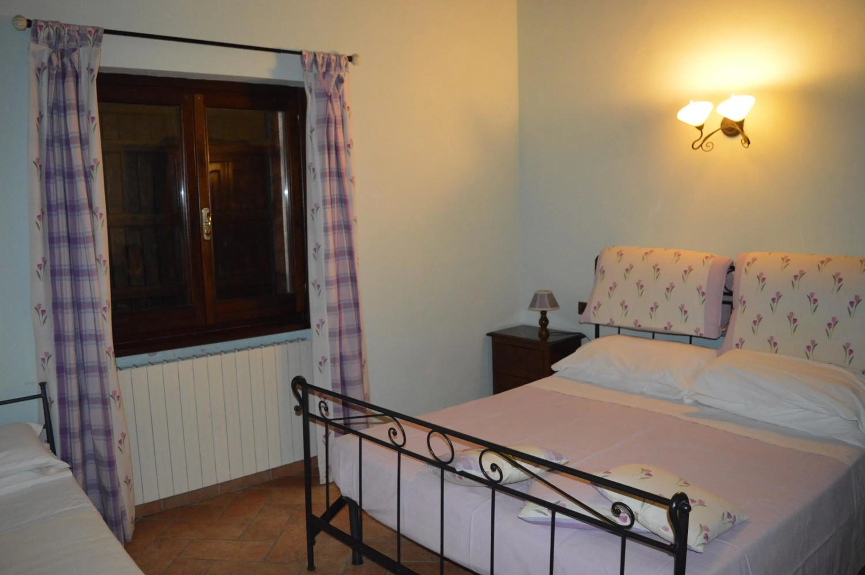 Photo of the whole room, Bed in Cardinal Girolamo