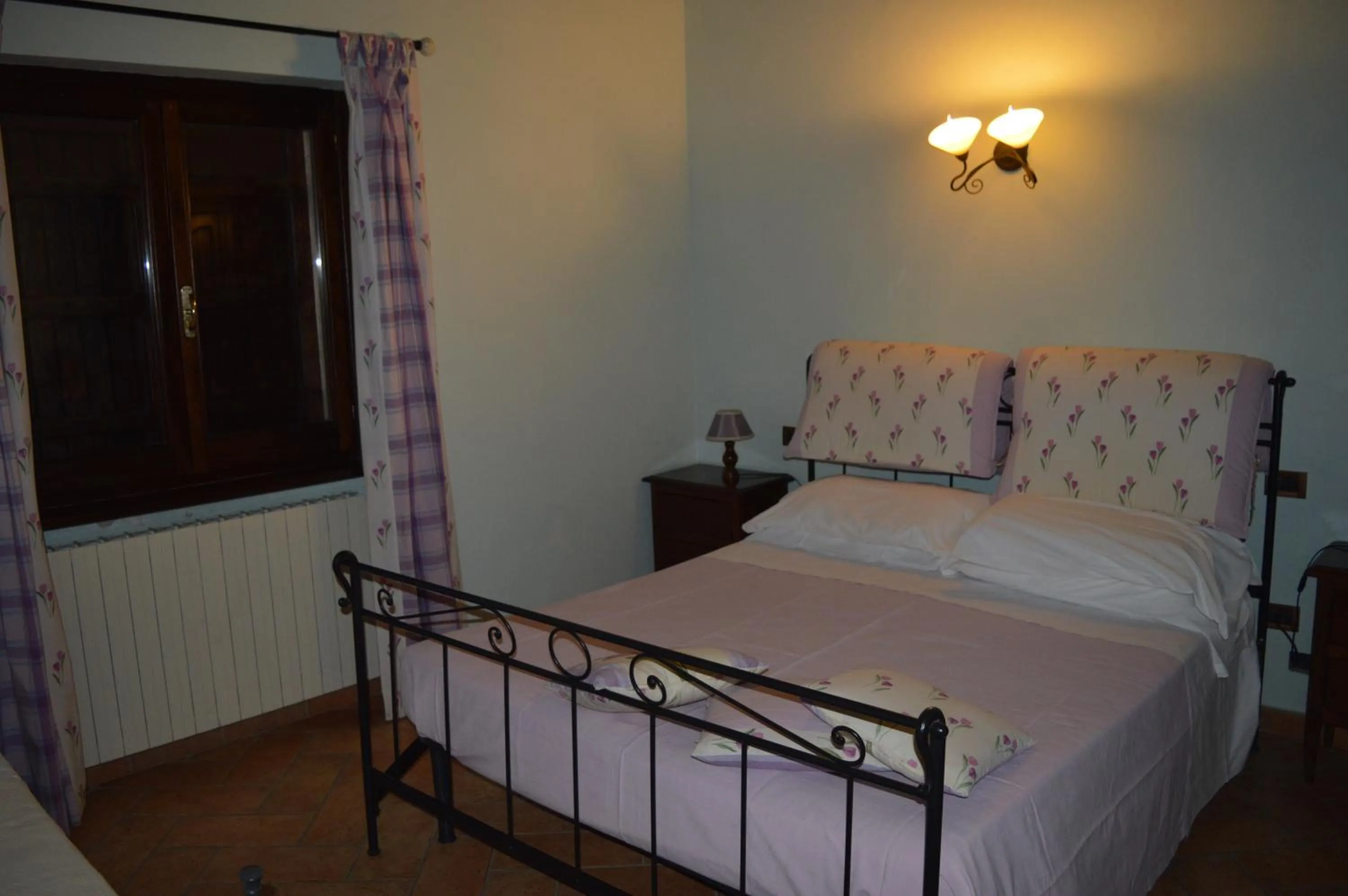 Photo of the whole room, Bed in Cardinal Girolamo