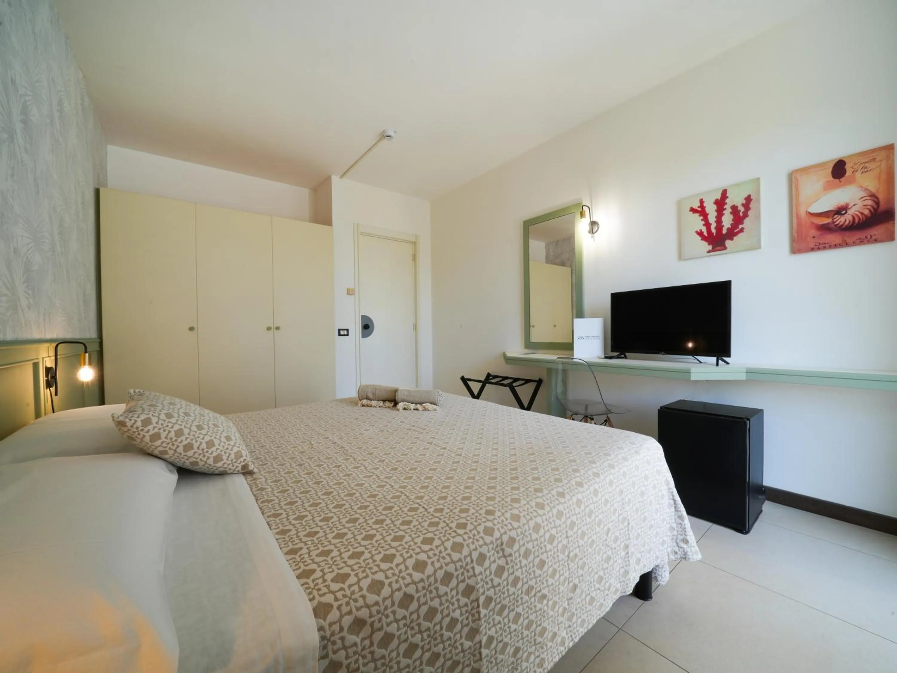 Communal lounge/ TV room, Bed in Hotel Santa Lucia