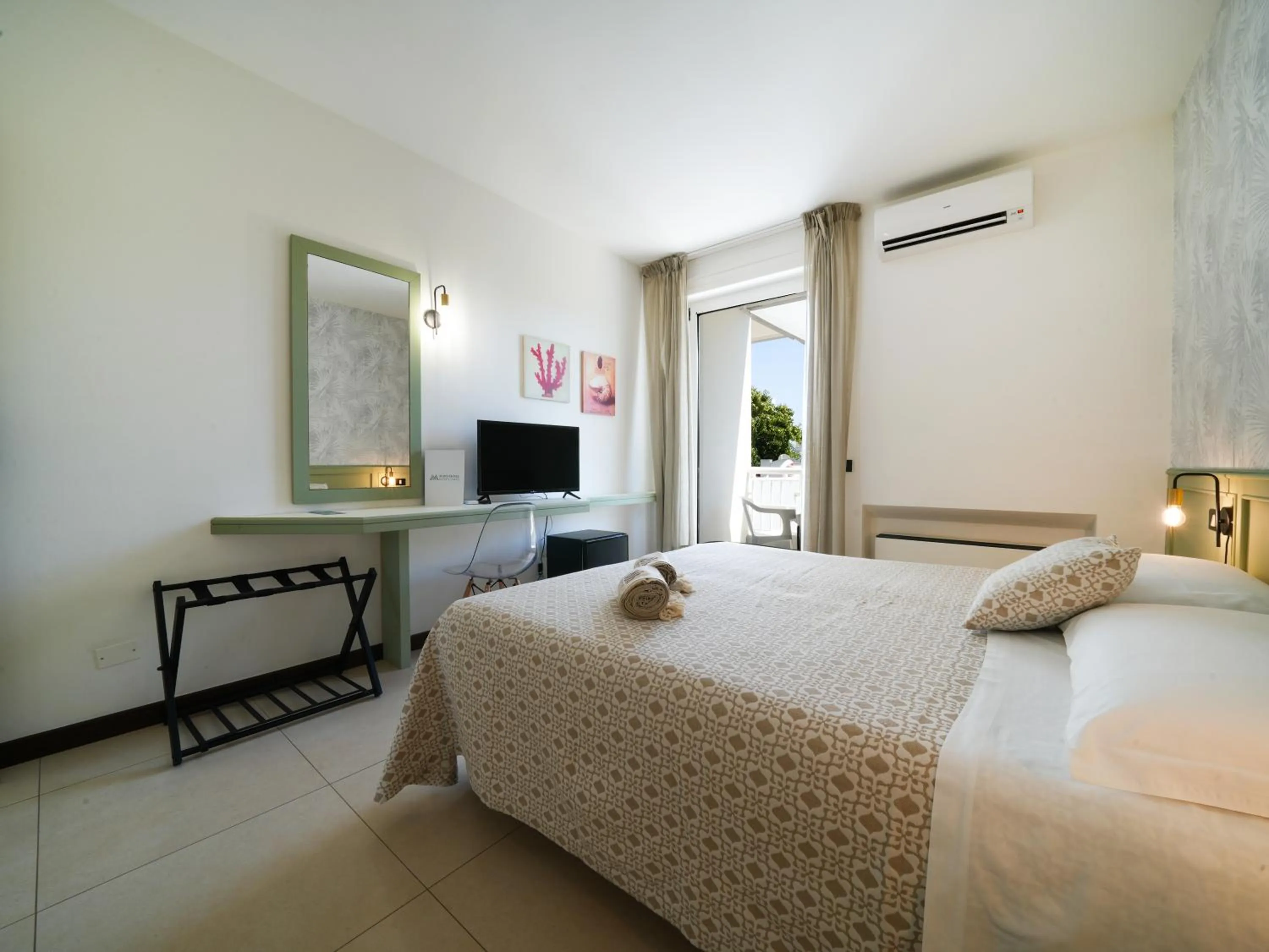 Communal lounge/ TV room, Bed in Hotel Santa Lucia