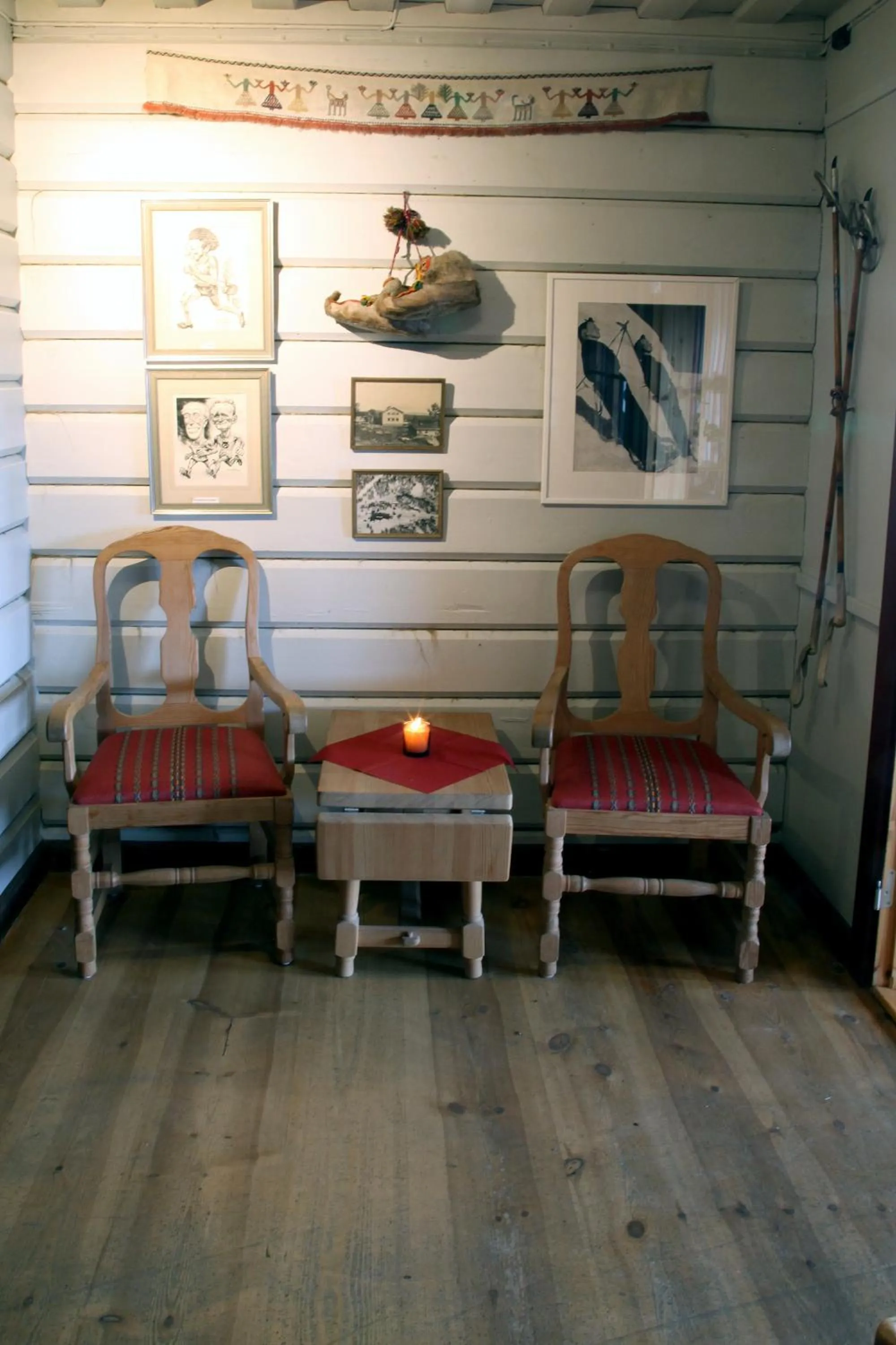 Seating area in Vålådalens Fjällstation