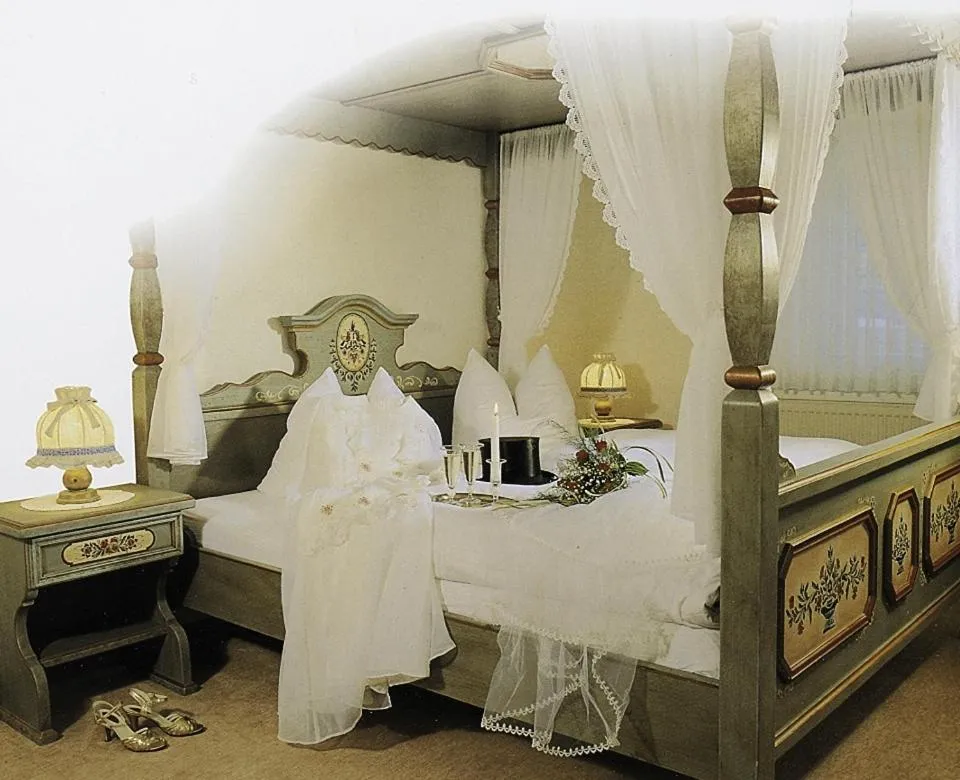 Bed in Hotel Schwalenberger Malkasten