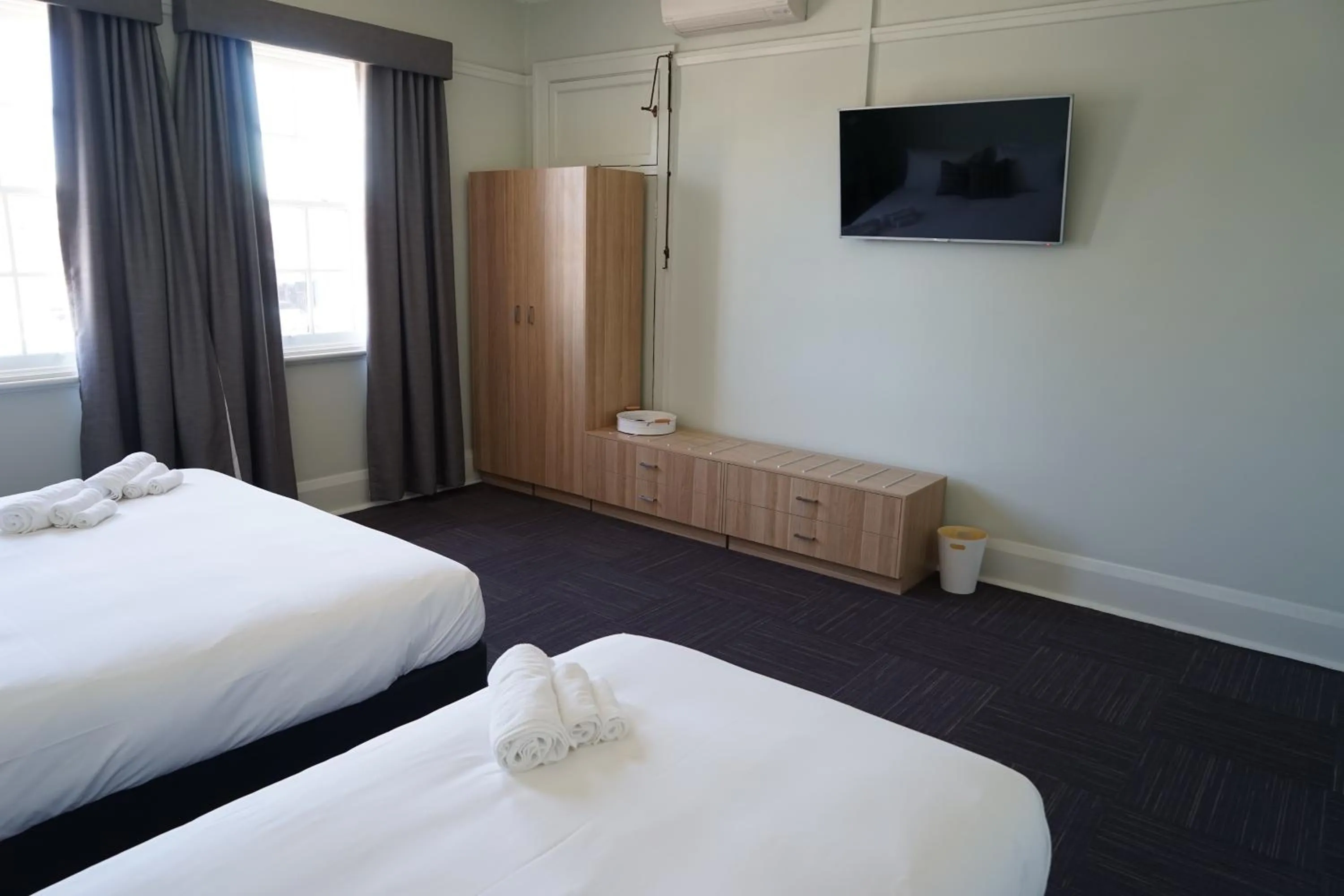 TV and multimedia, Bed in Rosehill Hotel