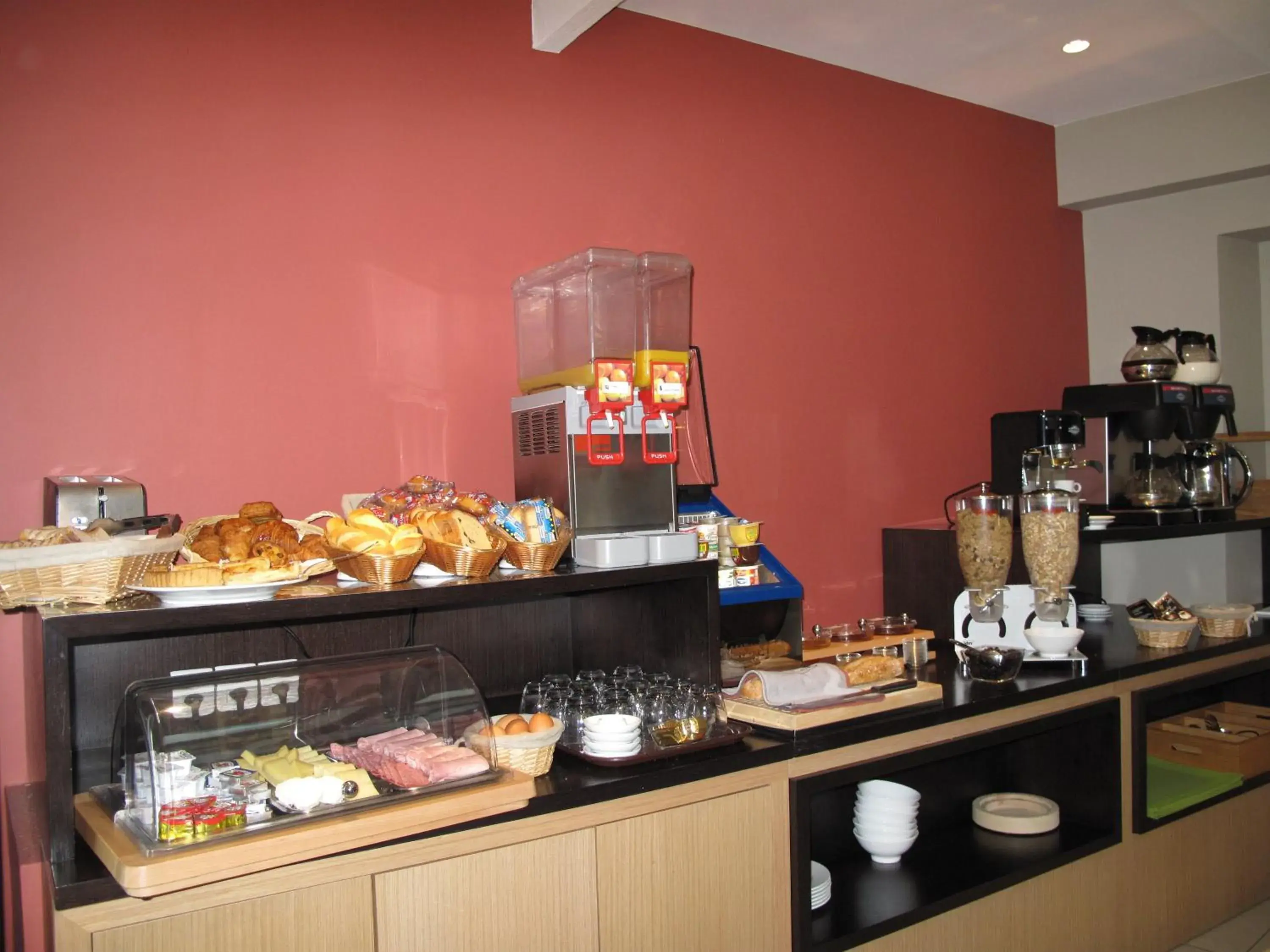 Restaurant/places to eat in Source Hôtel Restaurant/places to eat in Source Hôtel