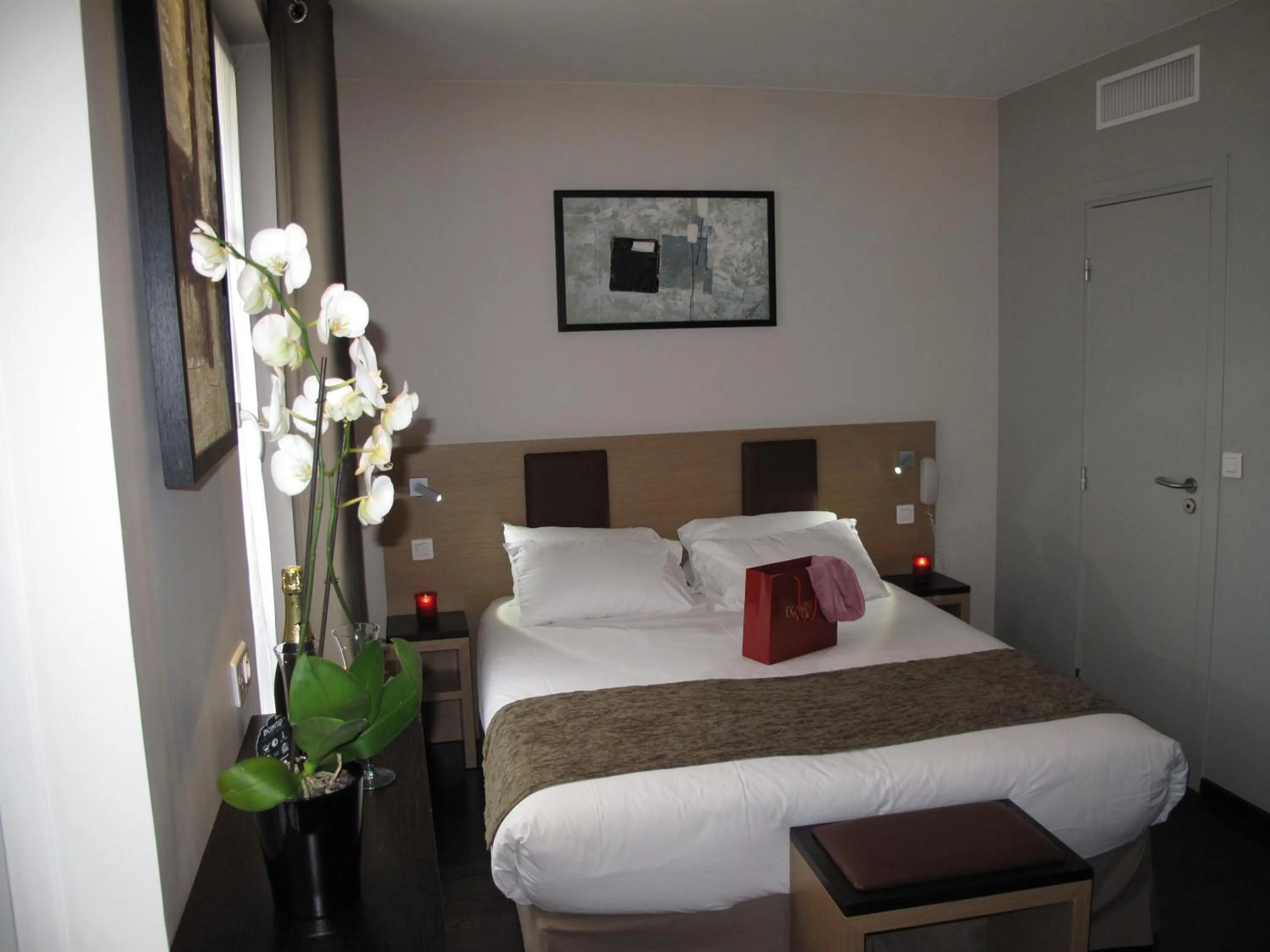 Bed in Source Hôtel