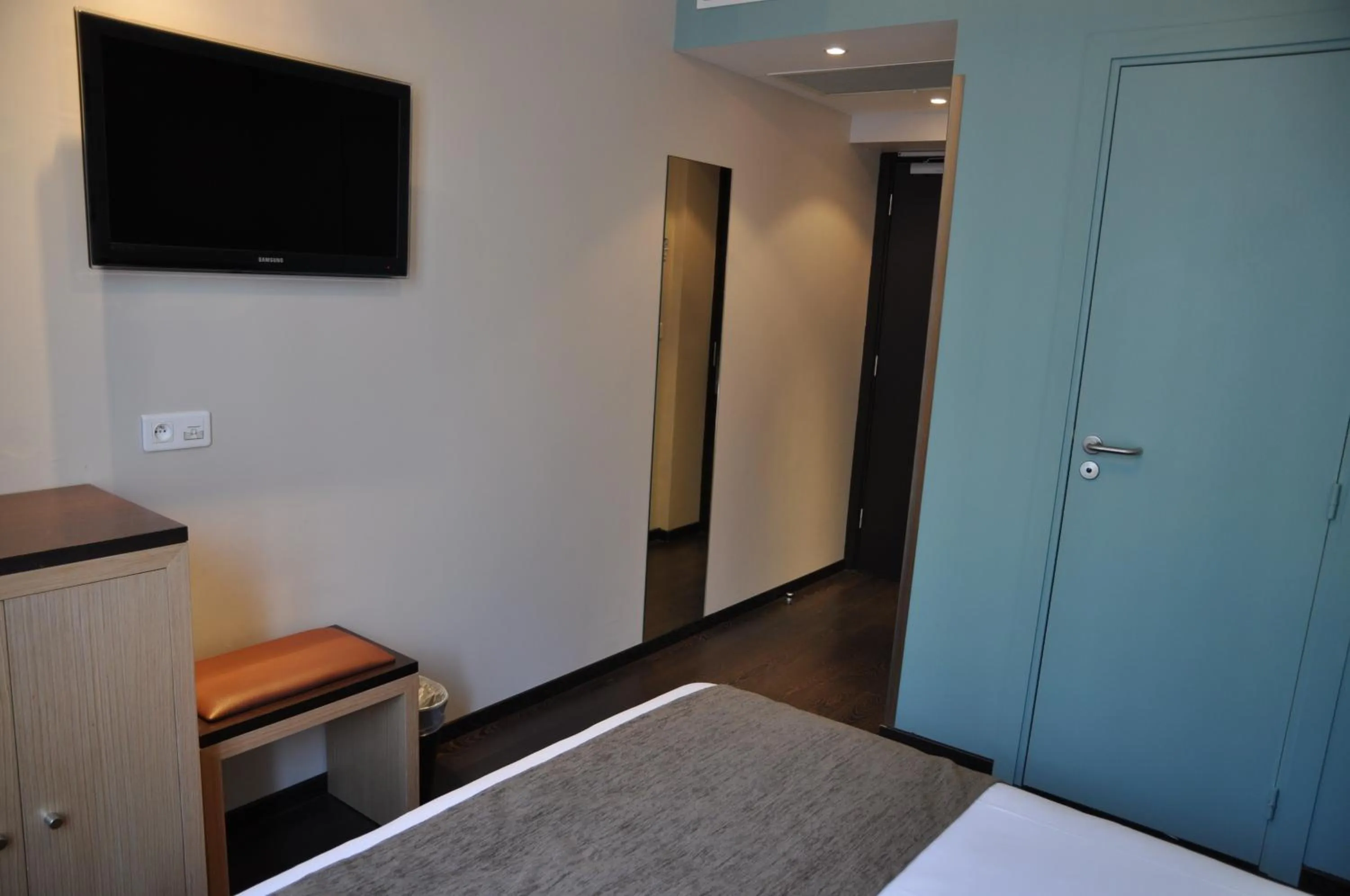 Bed in Source Hôtel