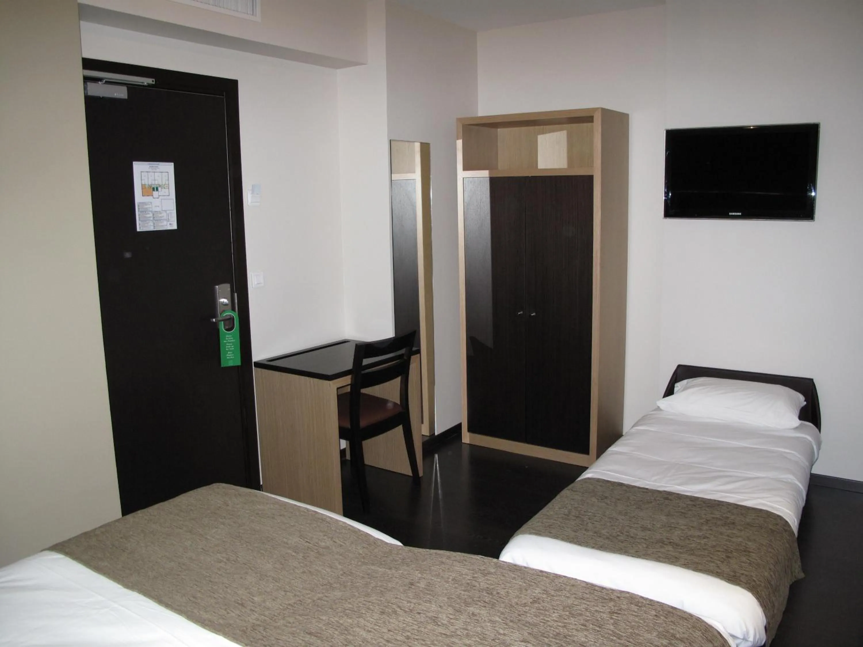 Photo of the whole room, Bed in Source Hôtel