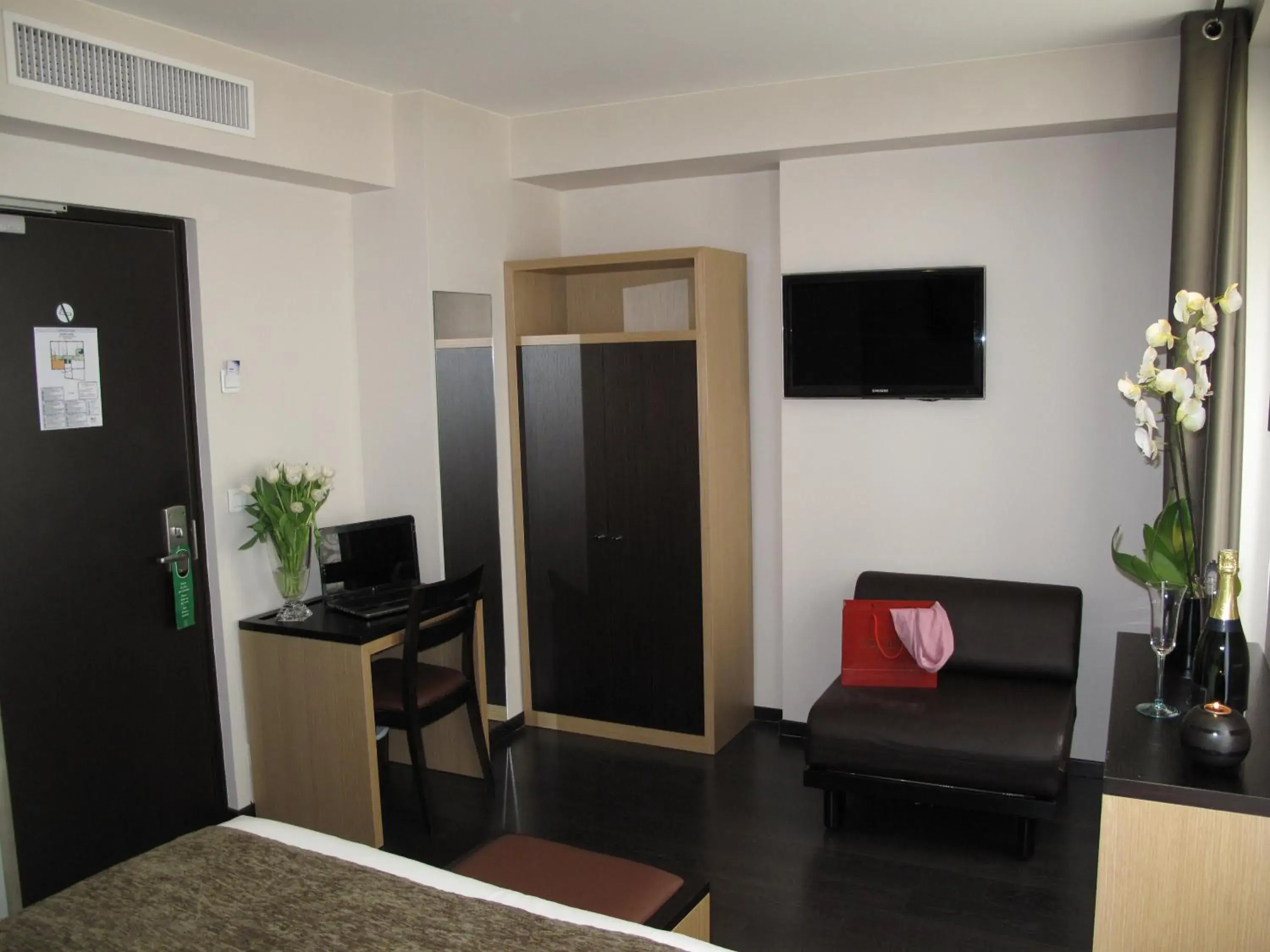 Photo of the whole room in Source Hôtel Photo of the whole room in Source Hôtel