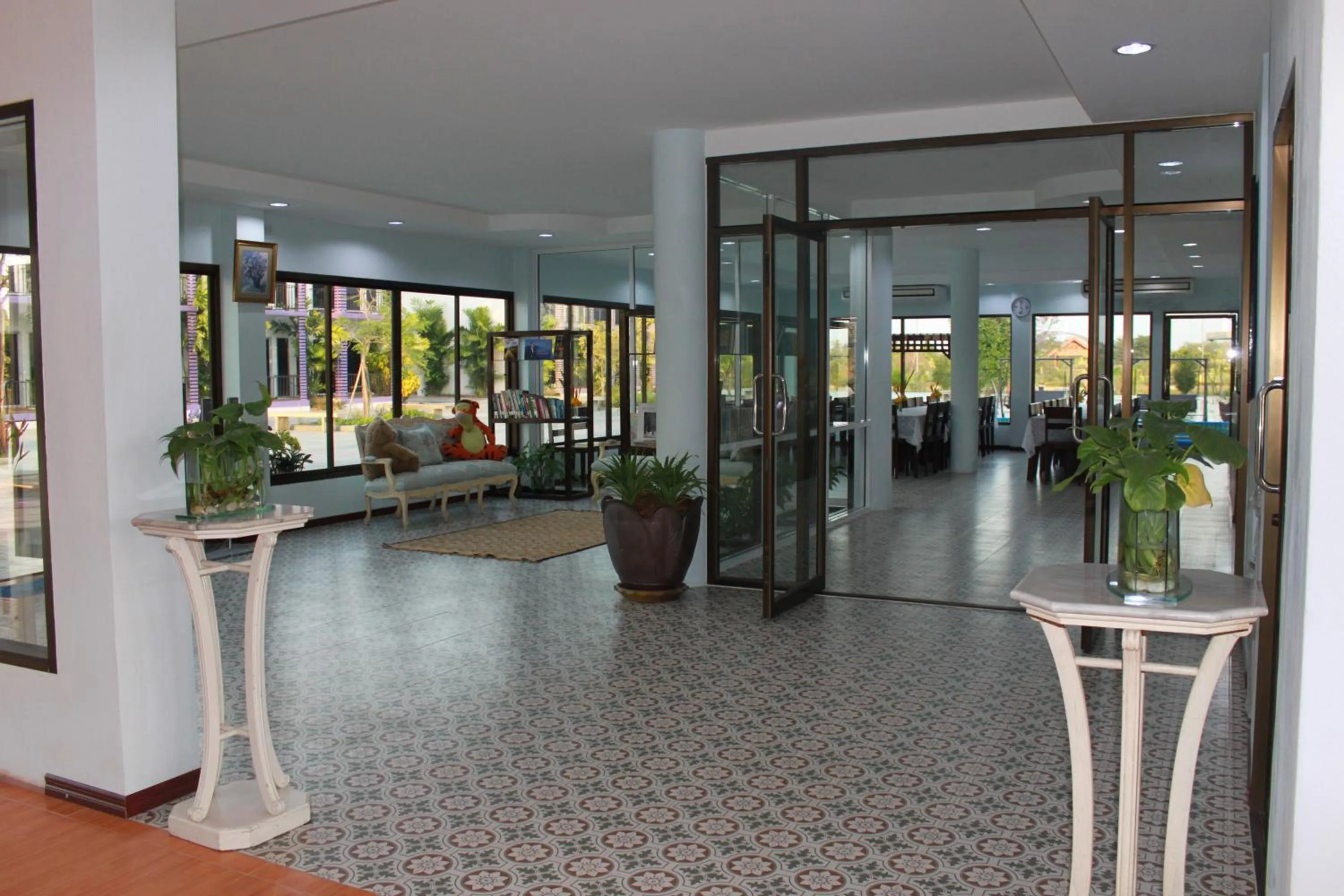 Restaurant/places to eat in Menam Resort