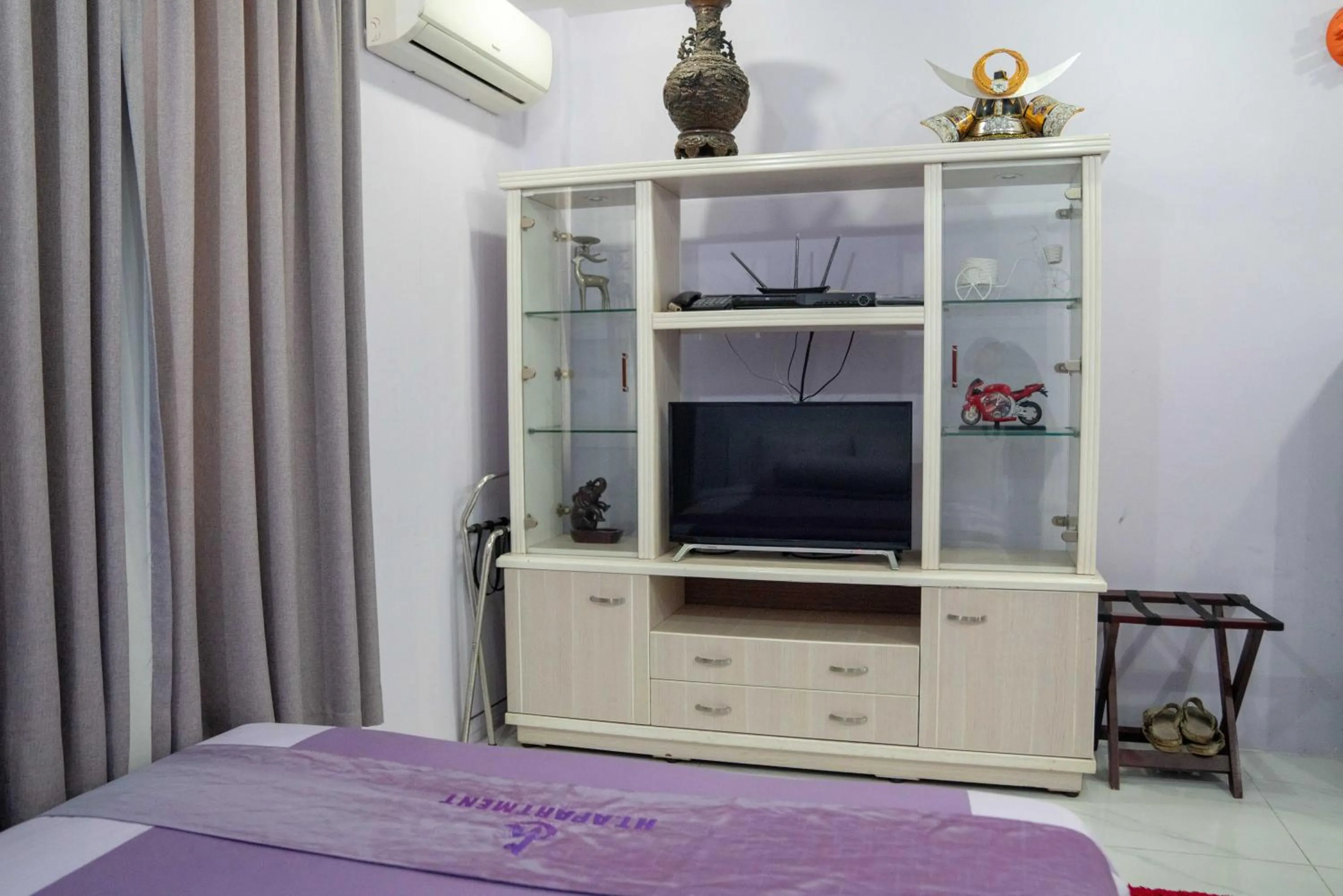 TV and multimedia, Bed in HT Hotel Apartment