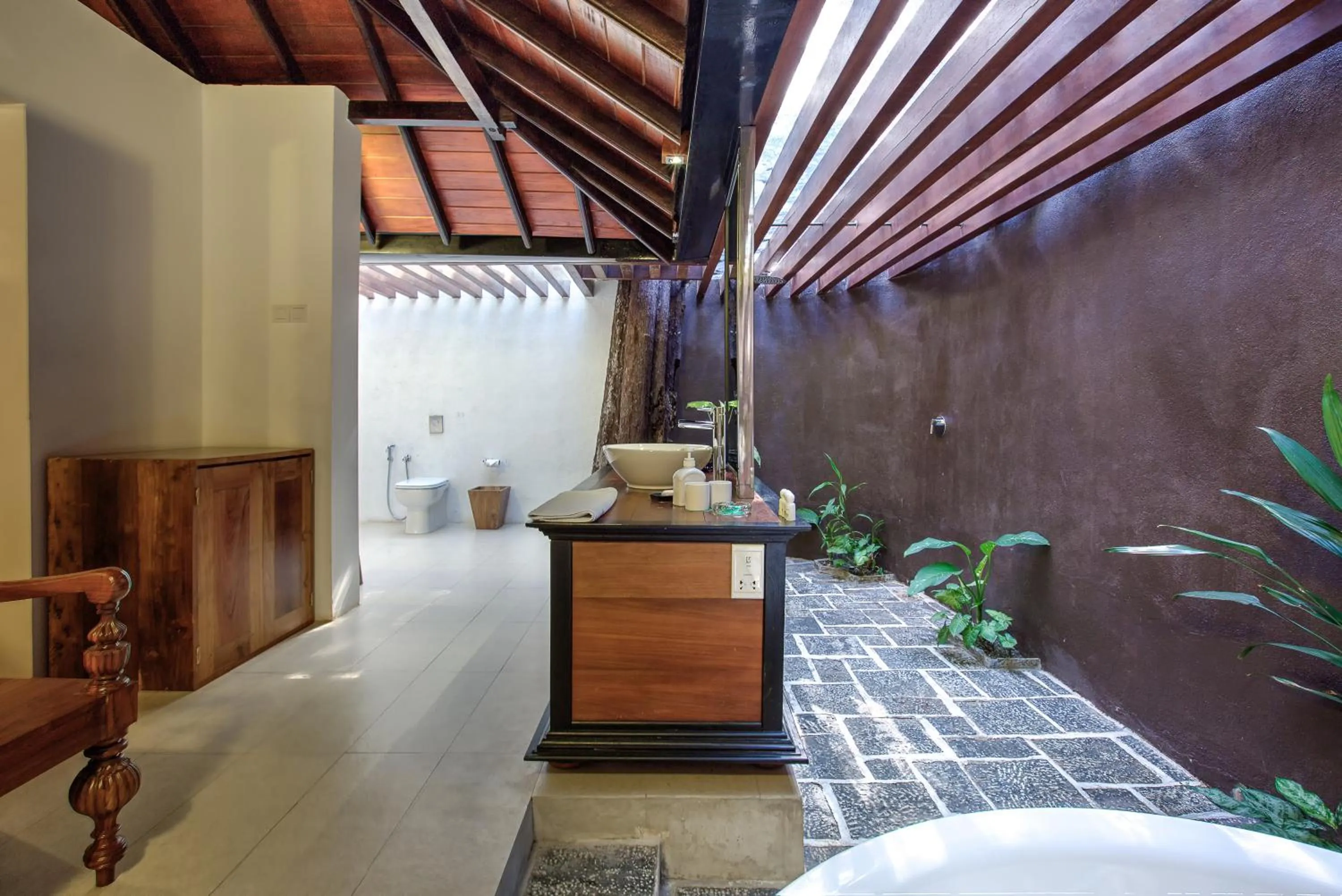 Bathroom, Bed in The Deer Park Hotel