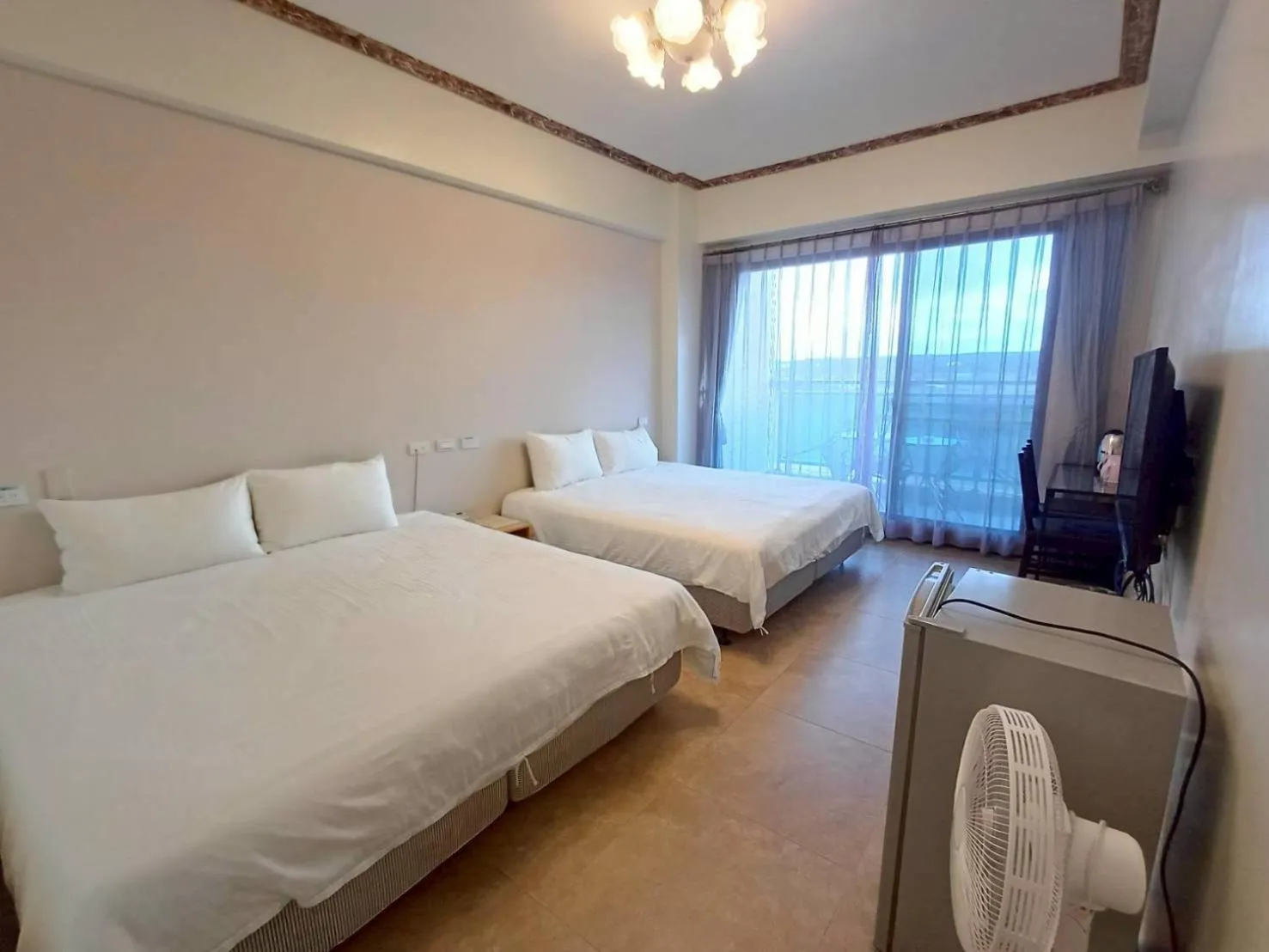 People, Bed in 墾丁秋莊會館 附限量停車位 不保證有位置 無法事先預留 背包房無車位 預訂後記得加Line聯繫