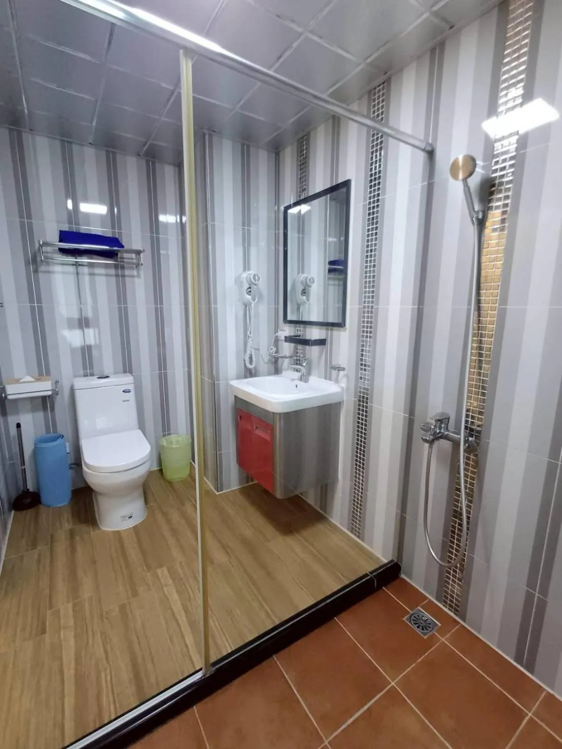 People in 墾丁秋莊會館 附限量停車位 不保證有位置 無法事先預留 背包房無車位 預訂後記得加Line聯繫