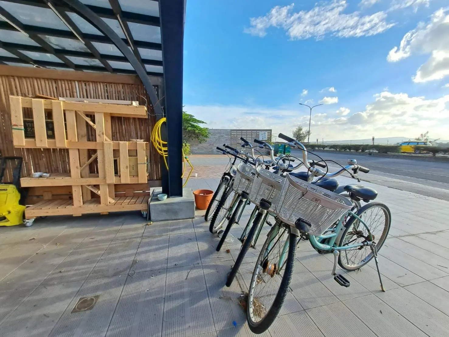 Property building in 墾丁秋莊會館 附限量停車位 不保證有位置 無法事先預留 背包房無車位 預訂後記得加Line聯繫