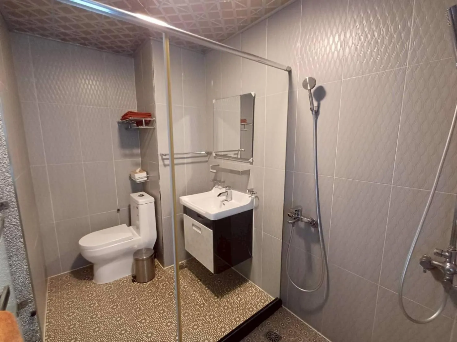 People in 墾丁秋莊會館 附限量停車位 不保證有位置 無法事先預留 背包房無車位 預訂後記得加Line聯繫