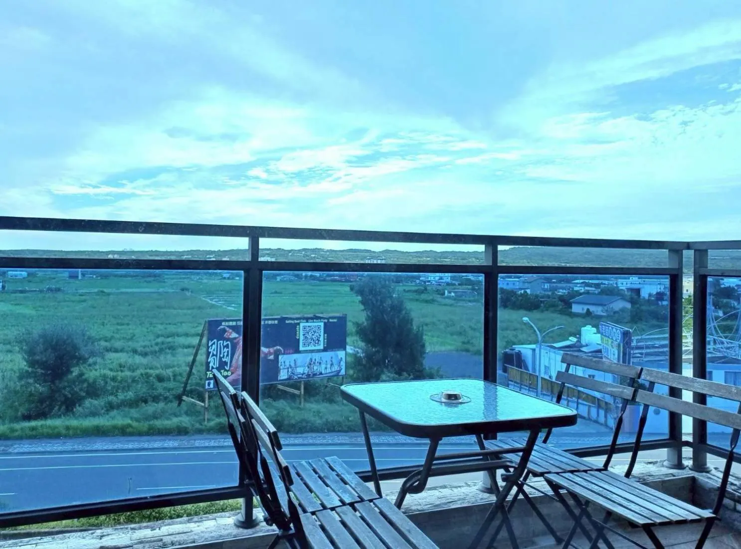 Balcony/Terrace in 墾丁秋莊會館 附限量停車位 不保證有位置 無法事先預留 背包房無車位 預訂後記得加Line聯繫