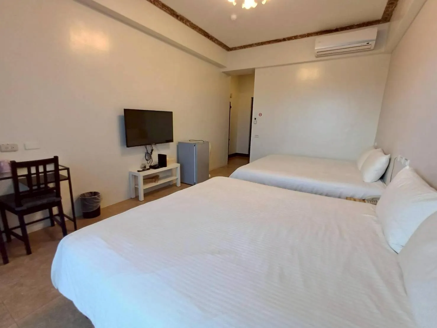 People, Bed in 墾丁秋莊會館 附限量停車位 不保證有位置 無法事先預留 背包房無車位 預訂後記得加Line聯繫