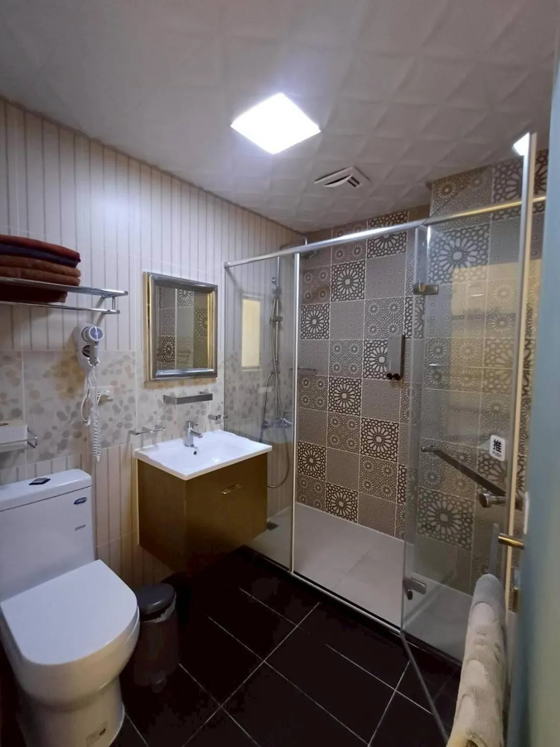 People in 墾丁秋莊會館 附限量停車位 不保證有位置 無法事先預留 背包房無車位 預訂後記得加Line聯繫