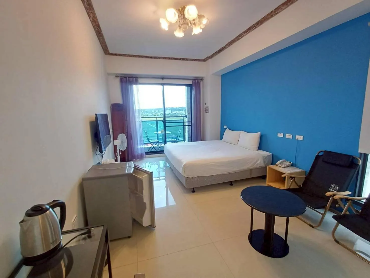 People, Bed in 墾丁秋莊會館 附限量停車位 不保證有位置 無法事先預留 背包房無車位 預訂後記得加Line聯繫