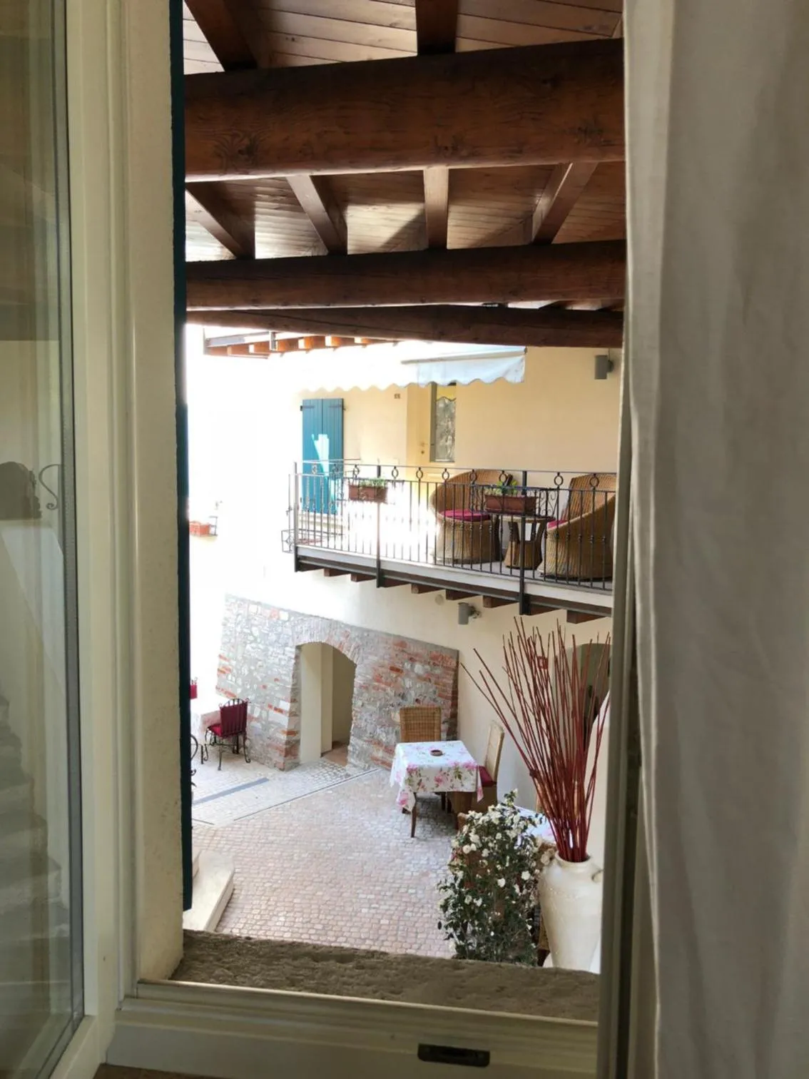 Inner courtyard view in Locanda Agli Angeli