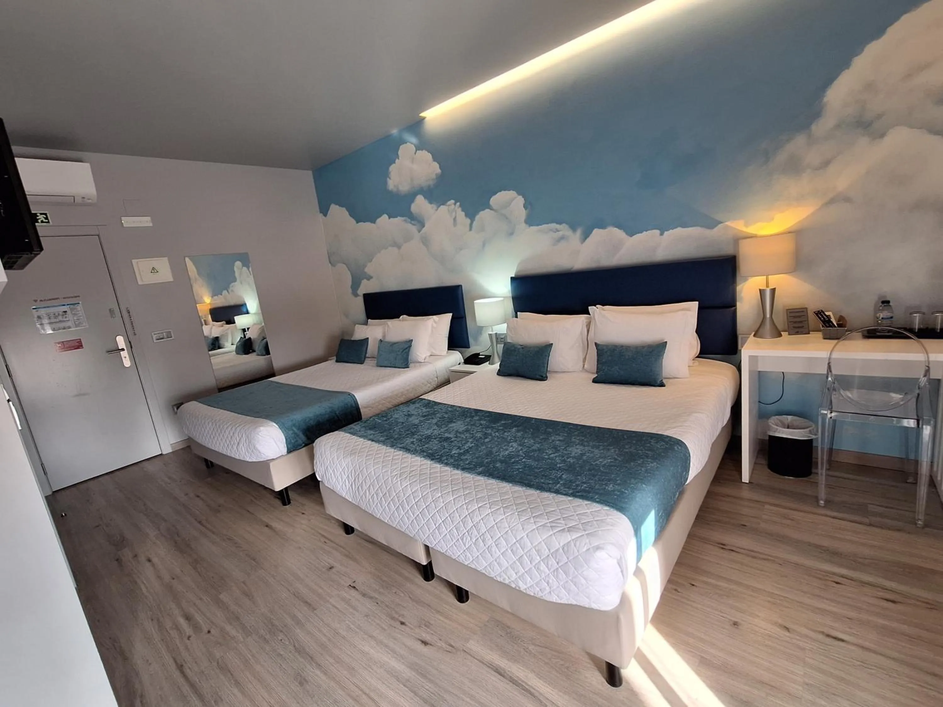 Balcony/Terrace, Bed in Hotel Aleluia