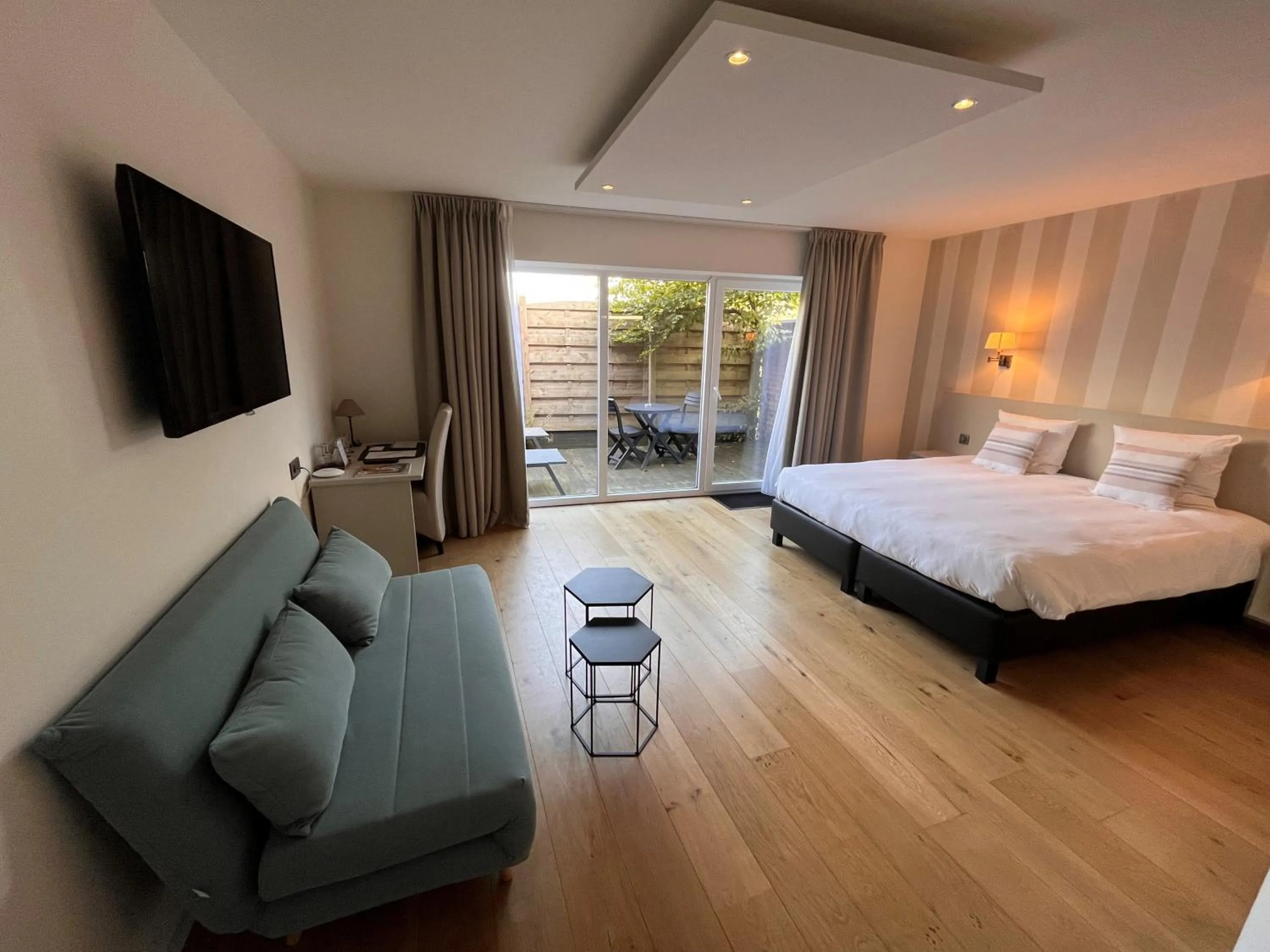 Patio, Bed in Le 24 Hotel