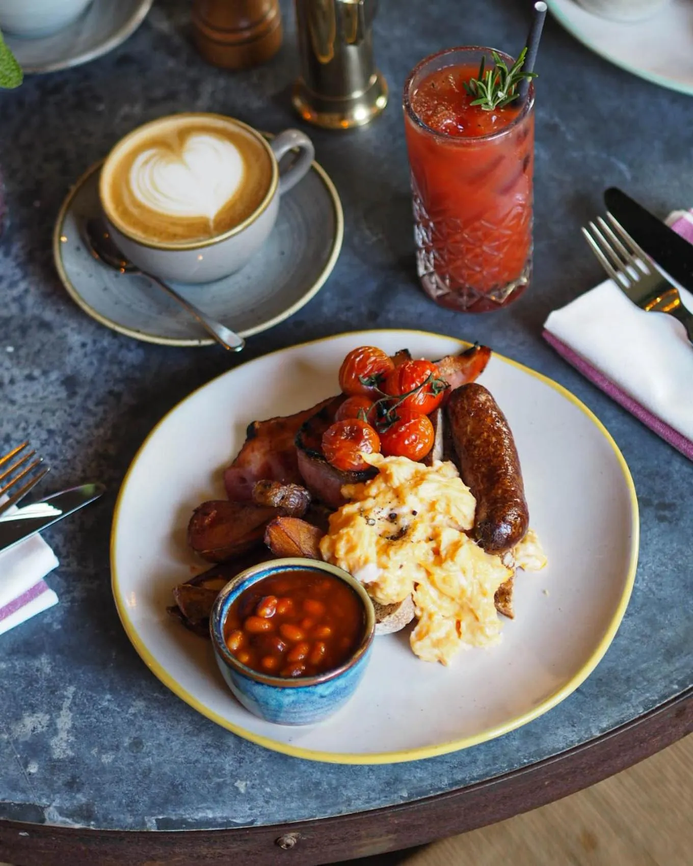 Food and drinks in Artist Residence Cornwall