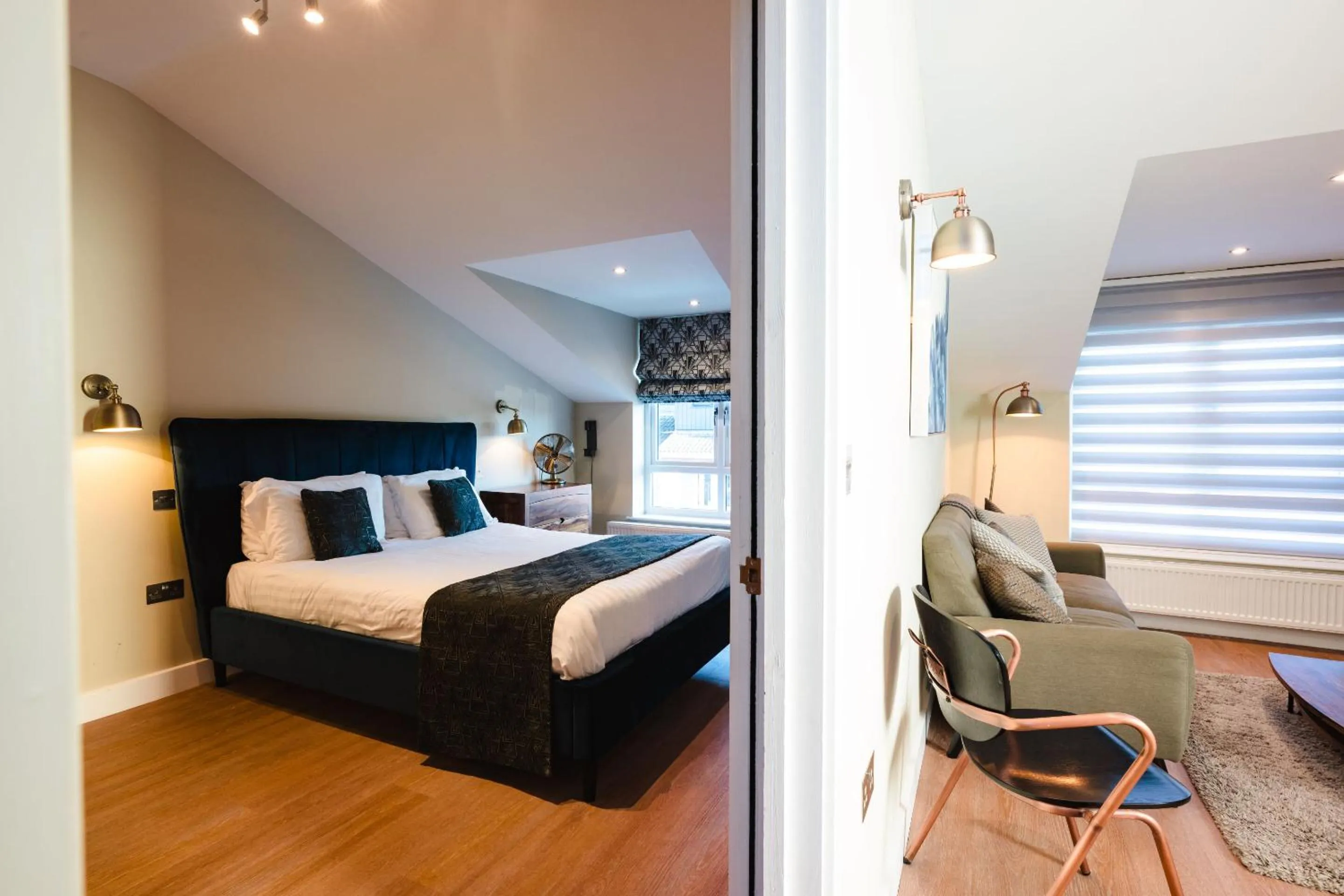 Bedroom, Bed in Crown Lodge Hotel