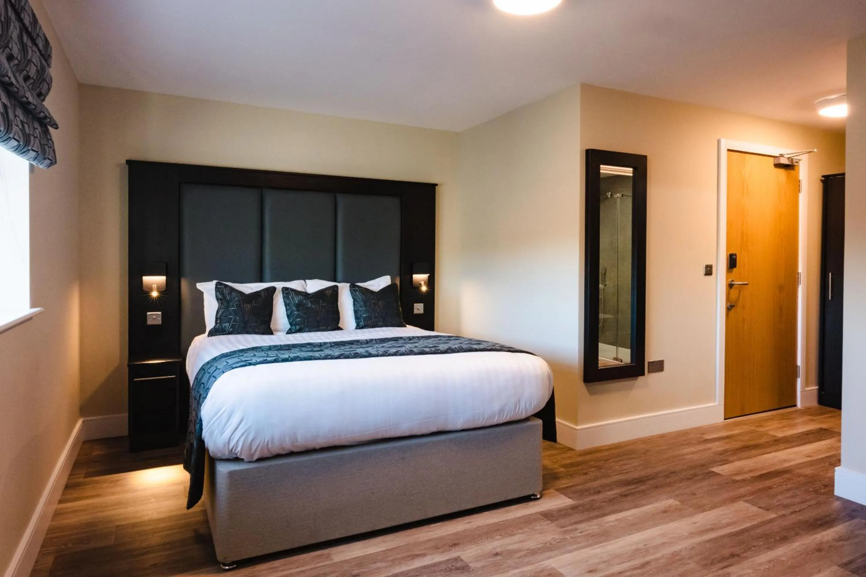 Bedroom, Bed in Crown Lodge Hotel