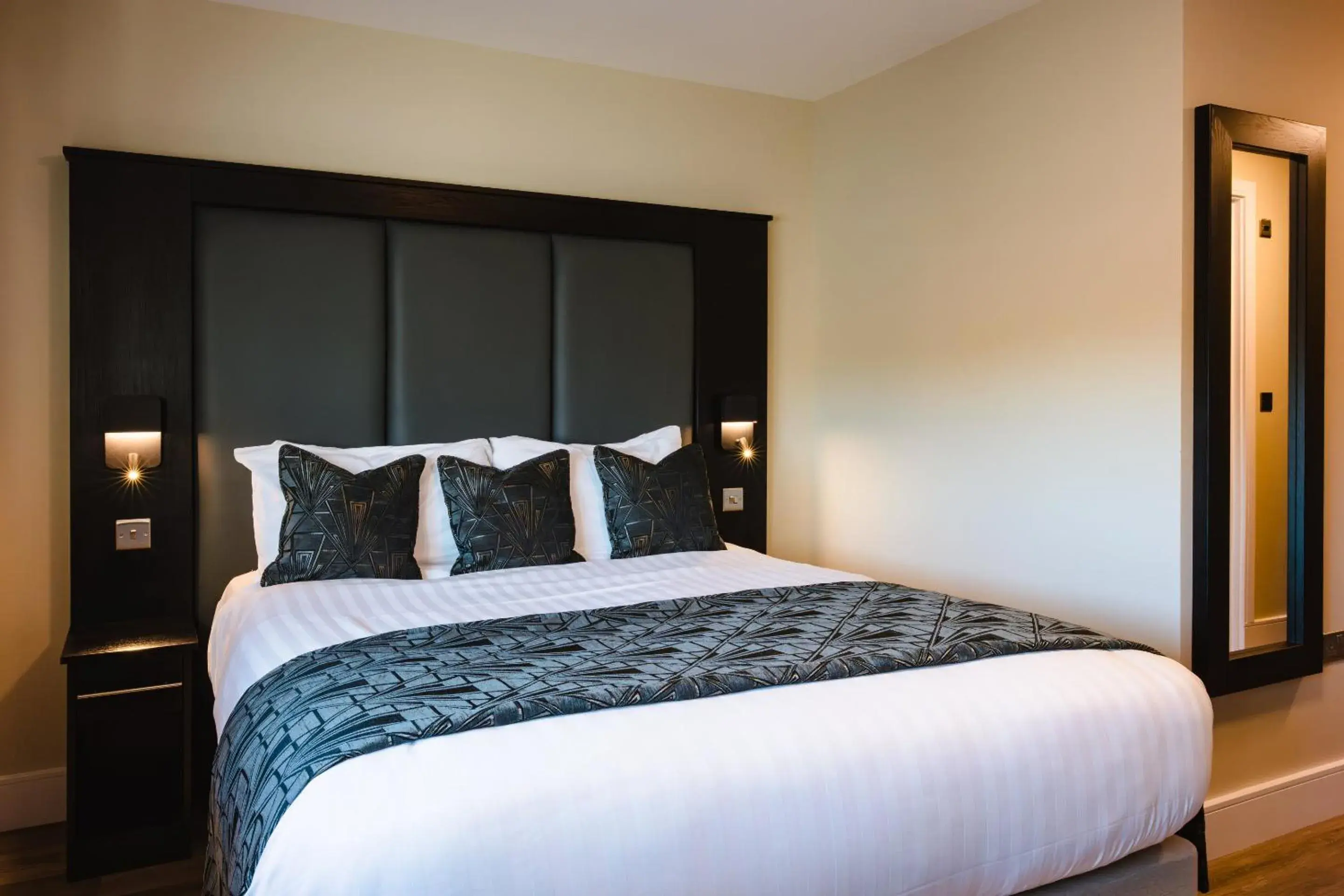 Bedroom, Bed in Crown Lodge Hotel Bedroom, Bed in Crown Lodge Hotel