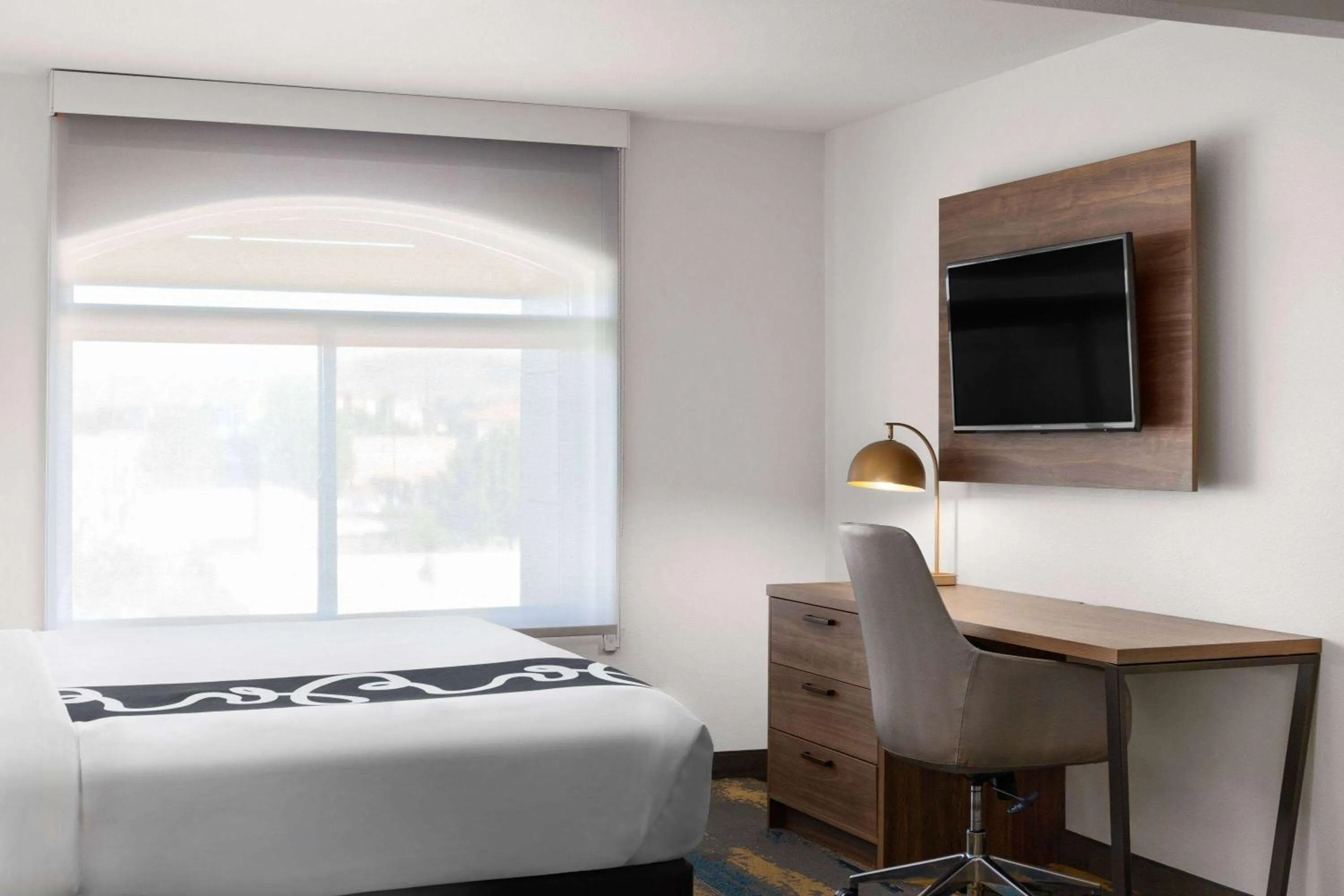 Photo of the whole room, Bed in La Quinta by Wyndham Kennewick