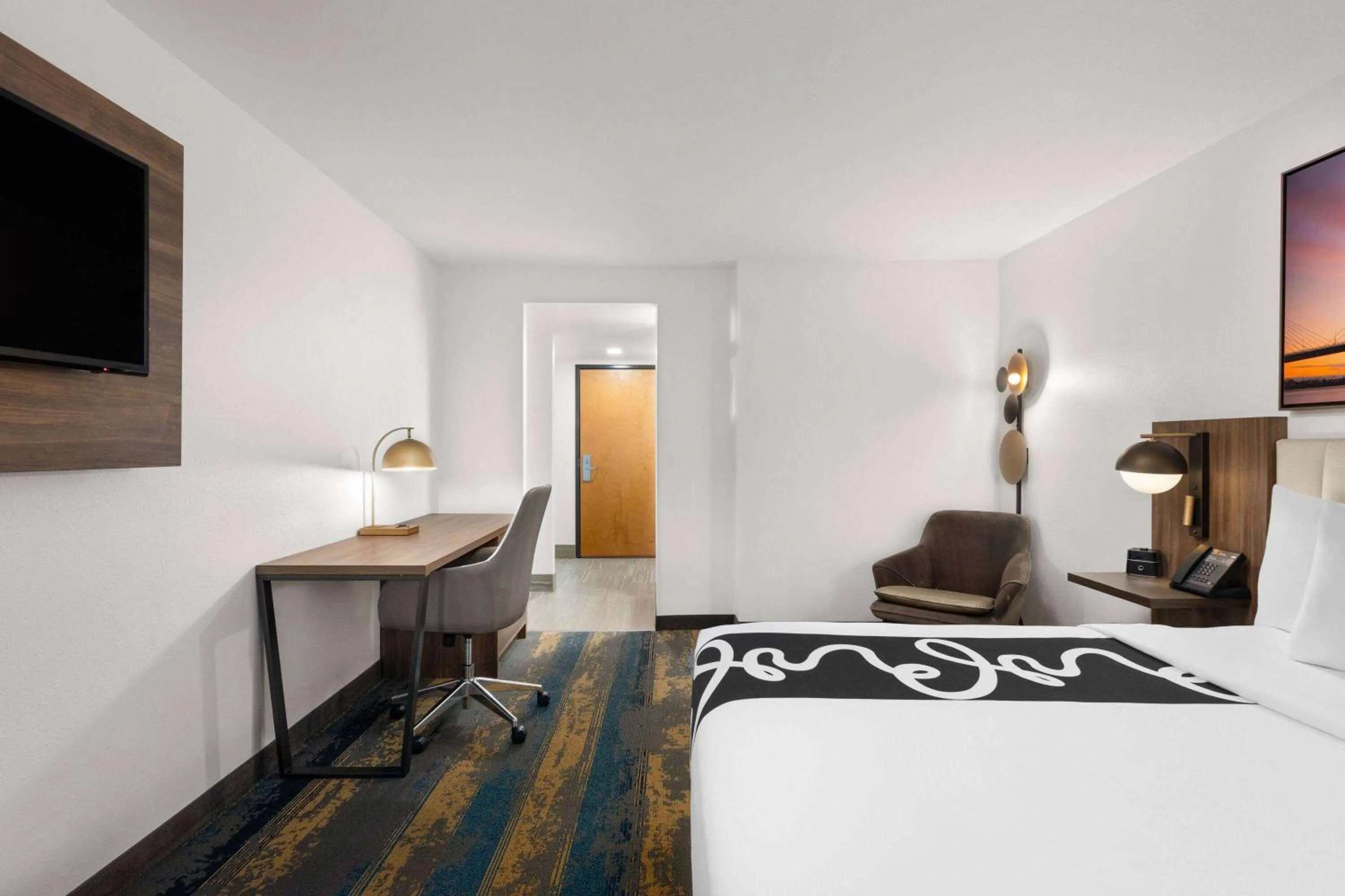 Photo of the whole room, Bed in La Quinta by Wyndham Kennewick