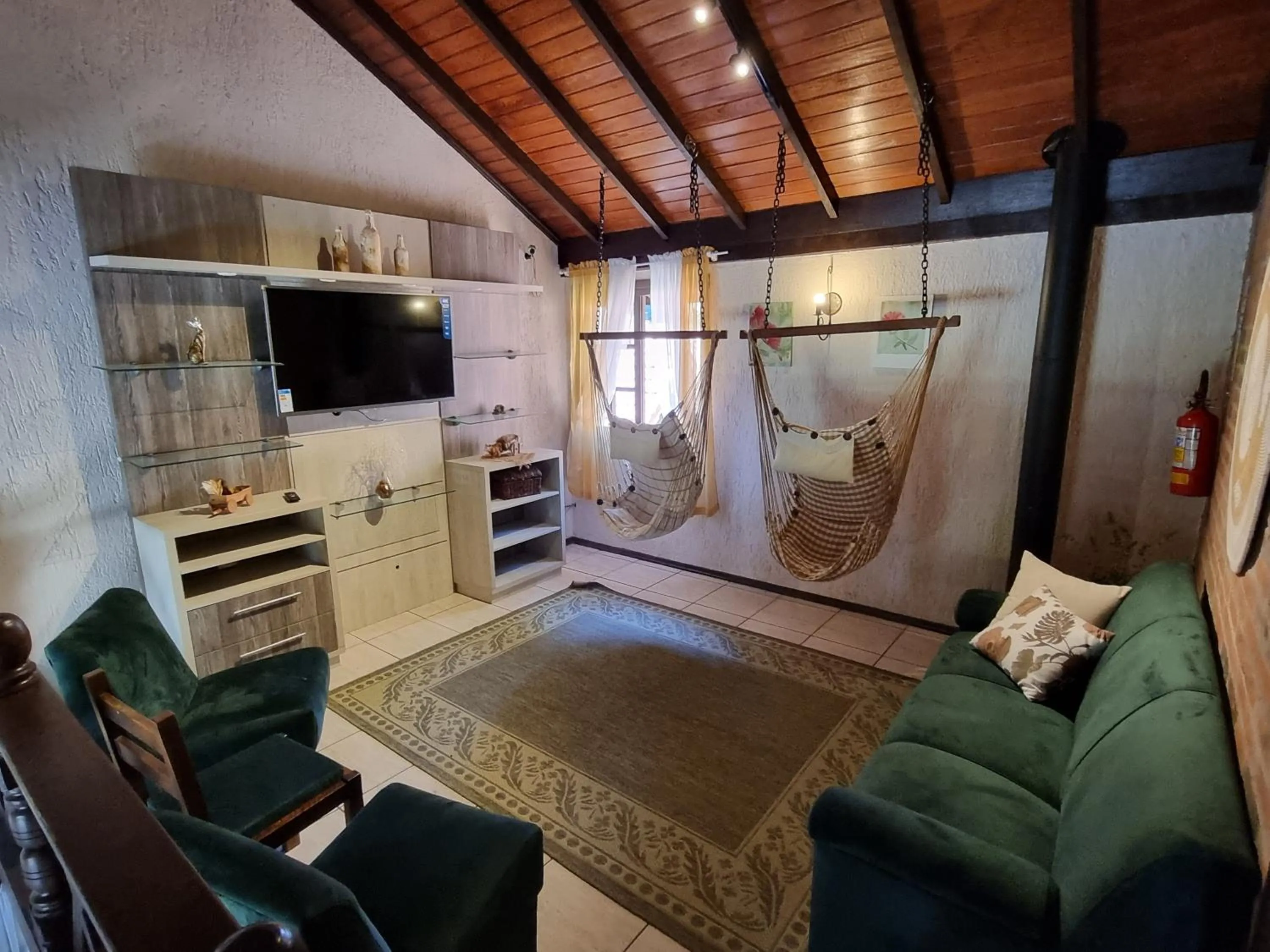 Communal lounge/ TV room in Pousada Caliandra Da Serra